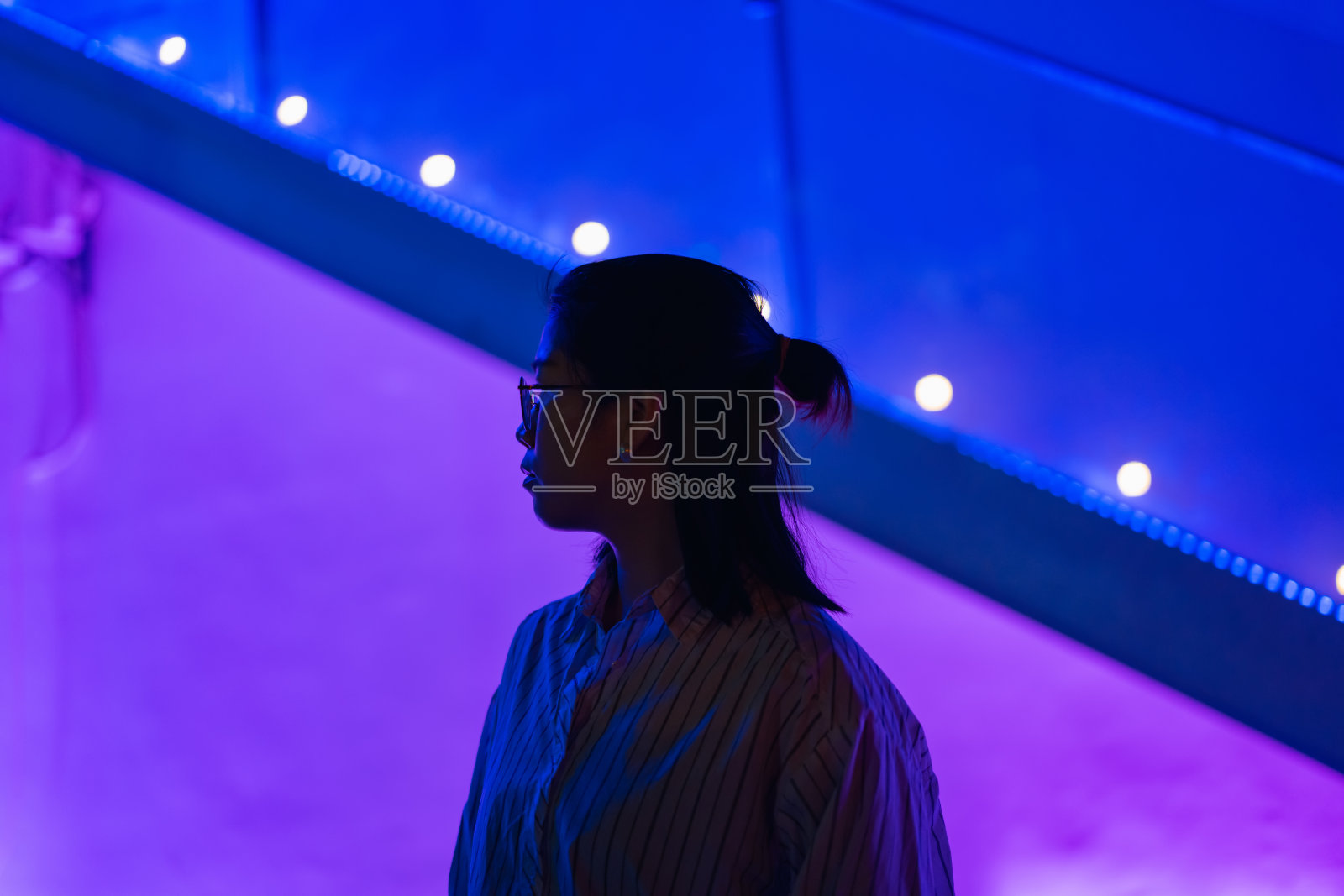 彩色灯光背景上的女士剪影照片摄影图片