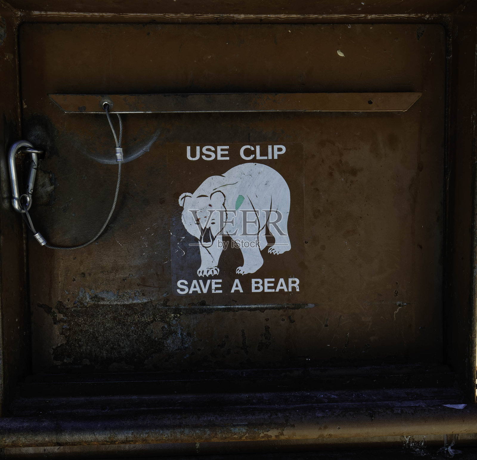 熊垃圾桶。照片摄影图片