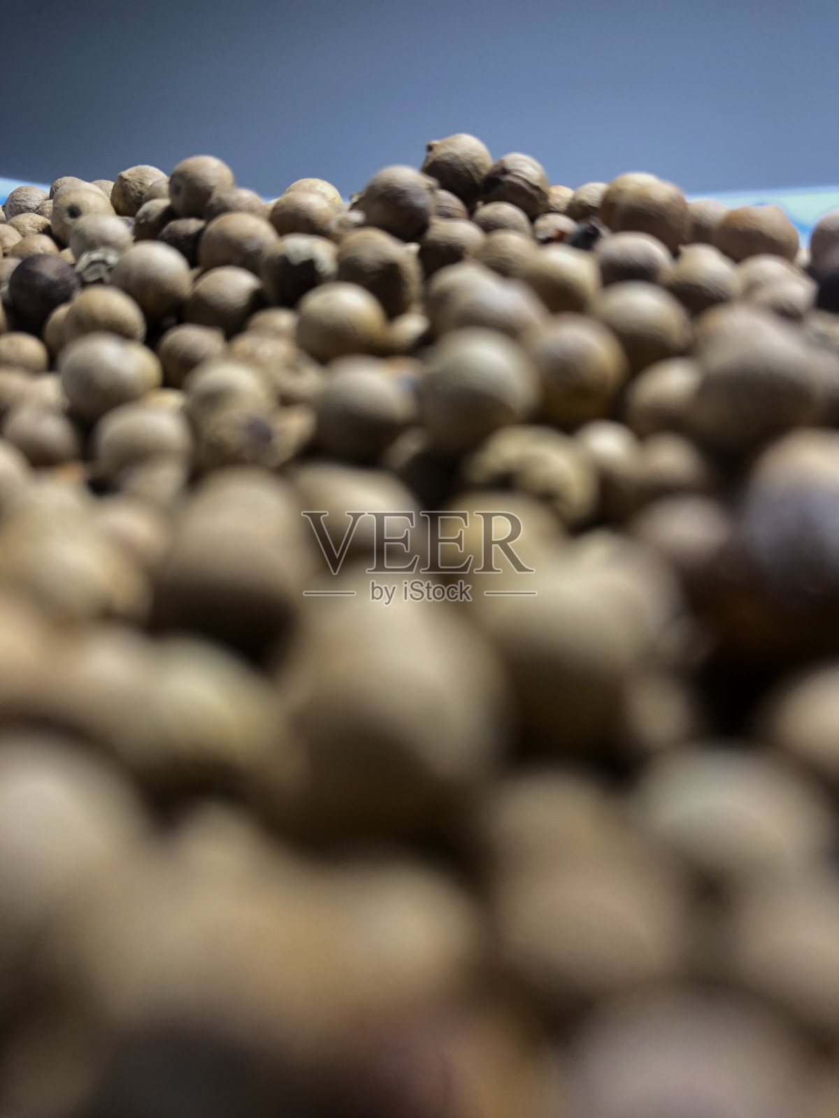 离焦堆黑胡椒豆照片摄影图片