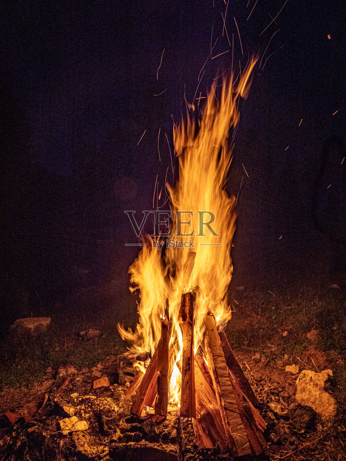 在黑暗中，原木在营火中燃烧照片摄影图片
