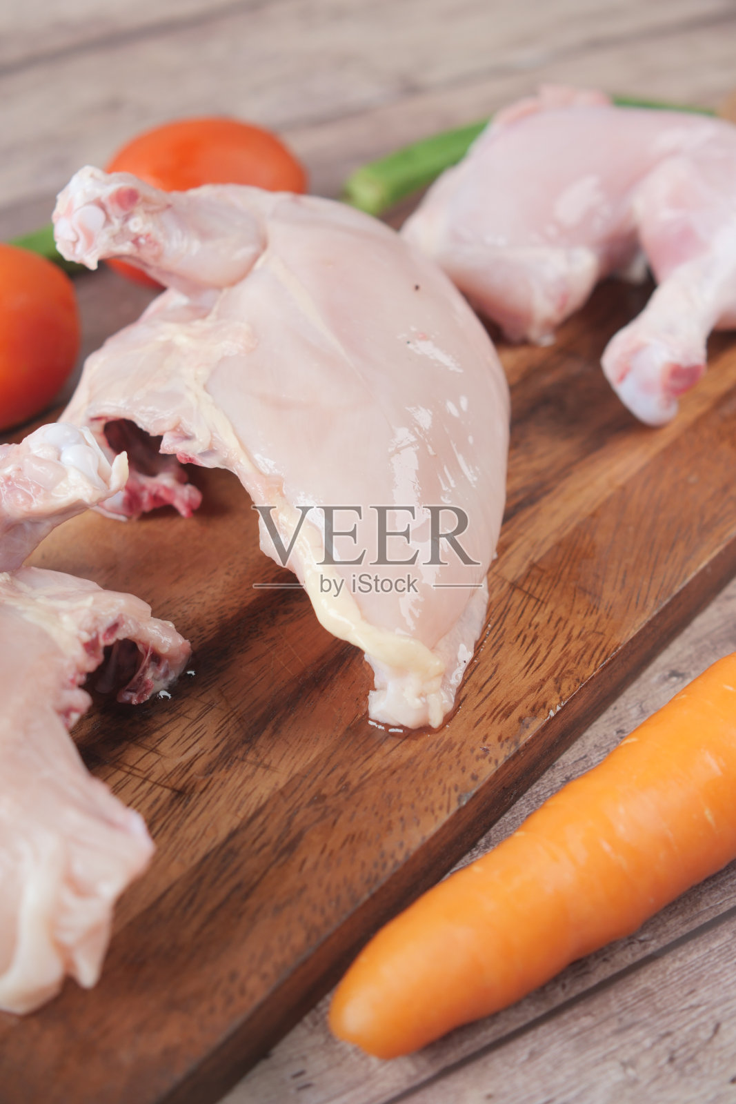 砧板上的生鸡胸肉照片摄影图片