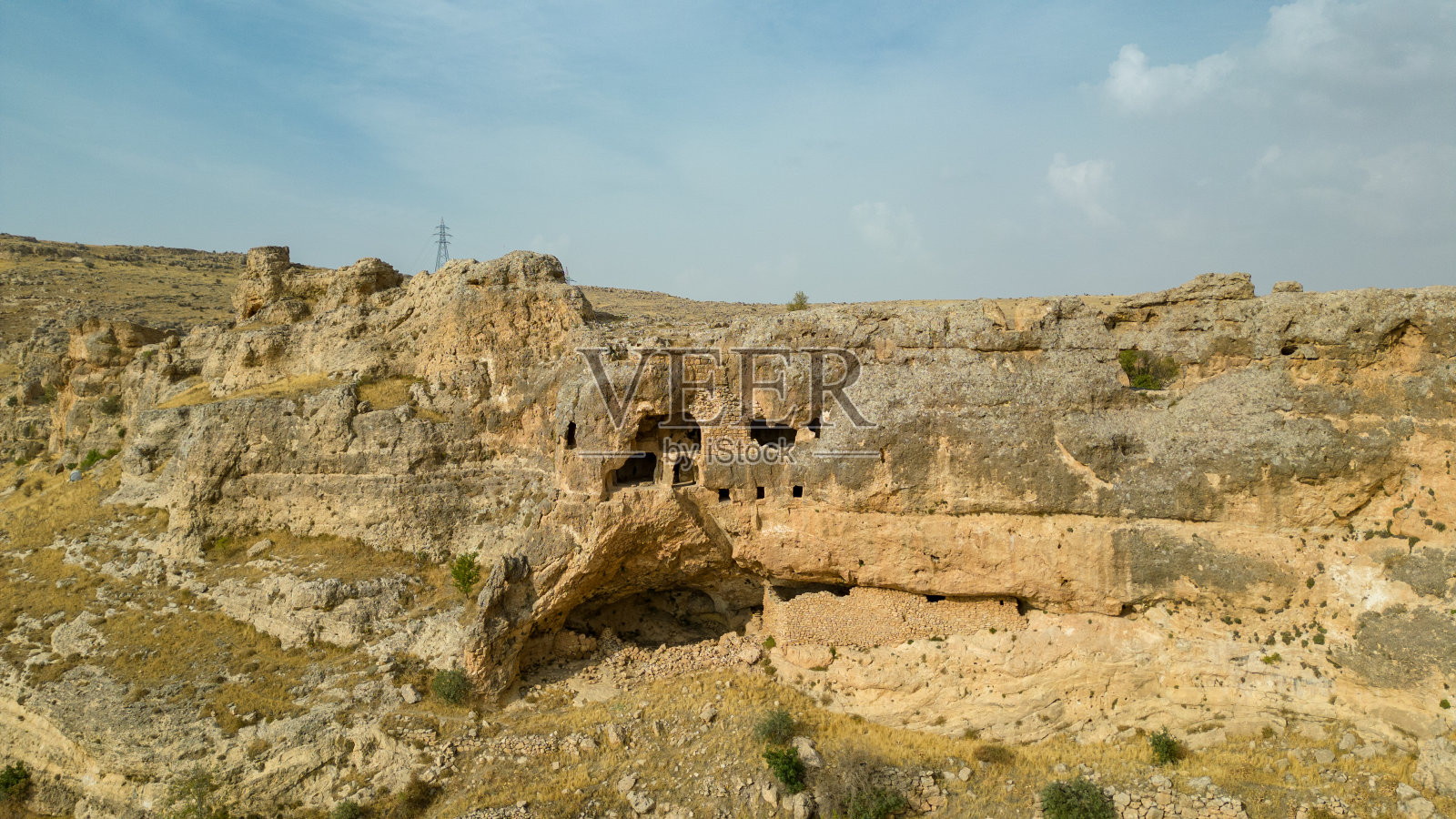 修道院建筑建在一座山上的悬崖上，在一个古老而美丽的地方照片摄影图片