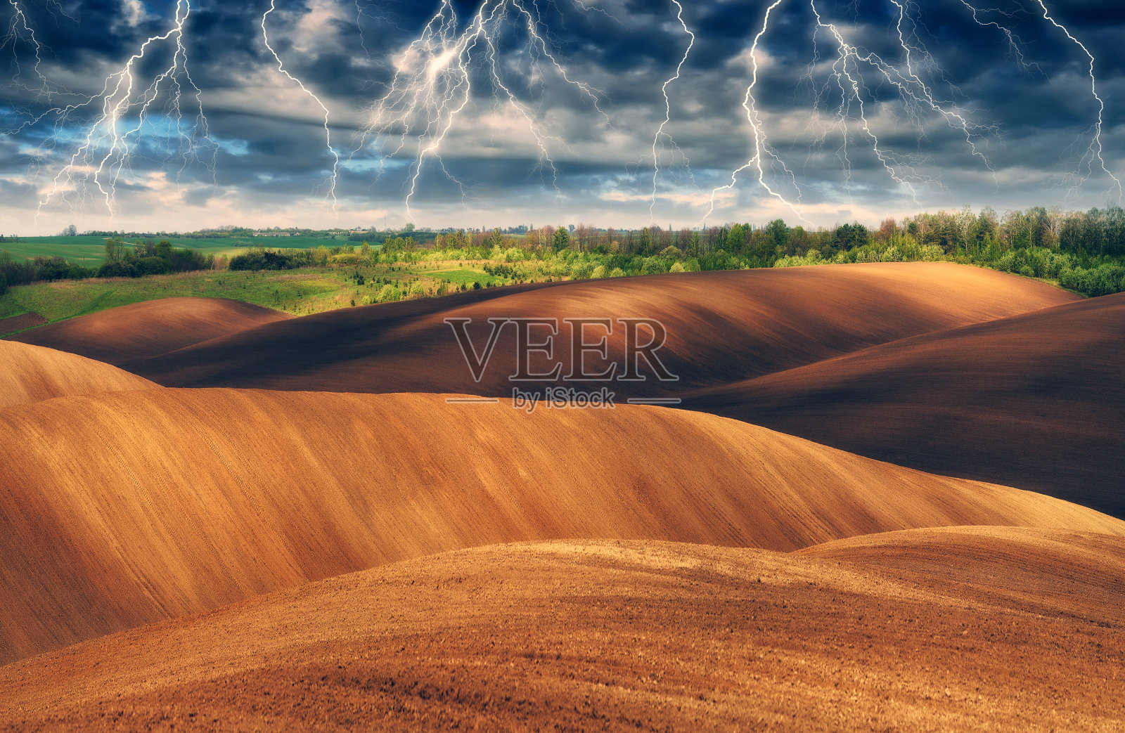 山野上的闪电。背景有戏剧性的雷云的景观。乌克兰的性质照片摄影图片