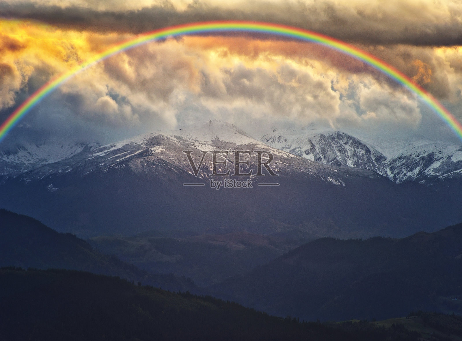 彩虹在山上。喀尔巴阡山脉的秋天早晨。乌克兰的性质照片摄影图片