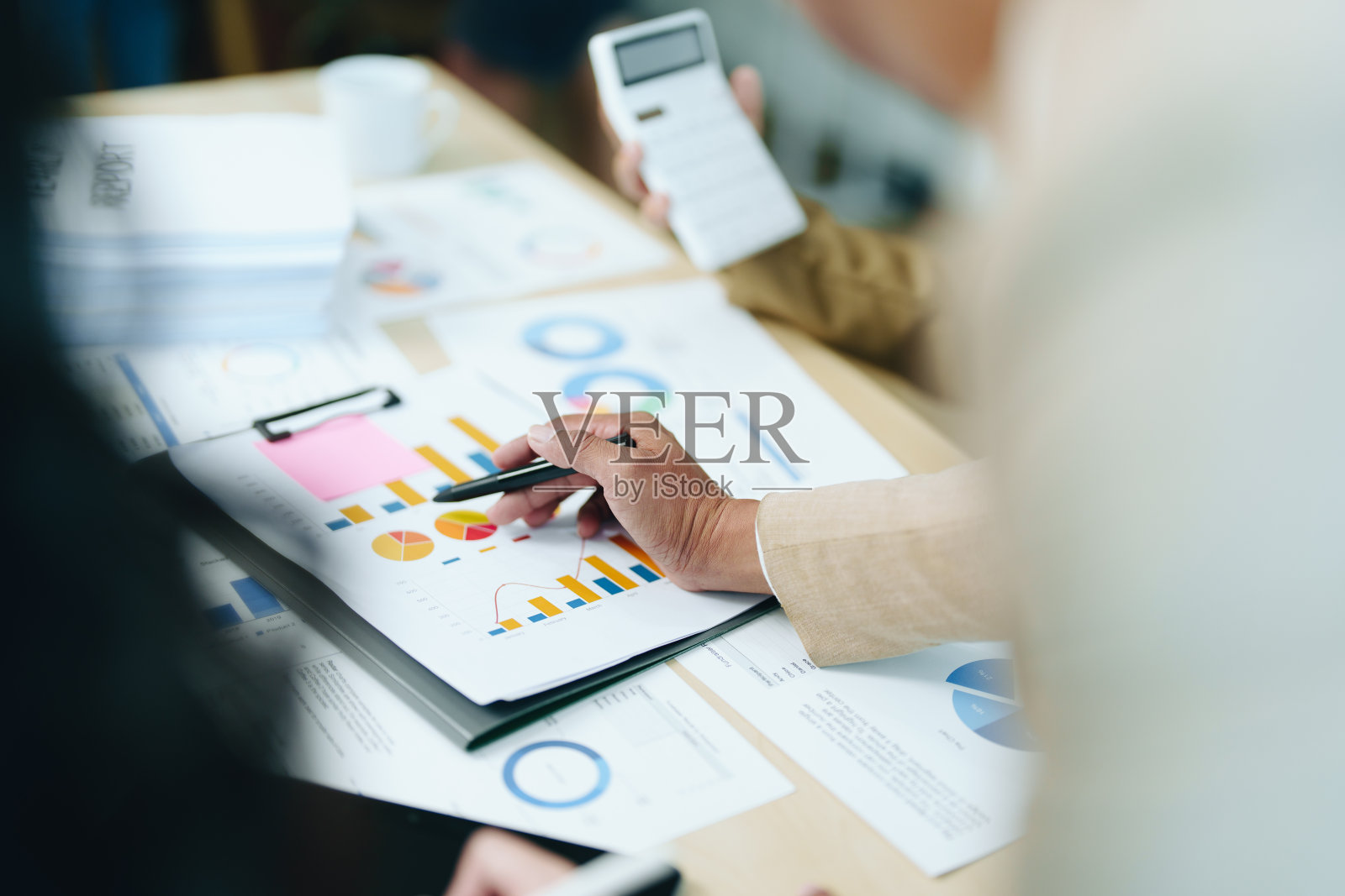 亚洲企业家和商界人士在会议室开会，进行商业计划、财务预算和投资风险评估，分析客户群体，以促进公司增长照片摄影图片