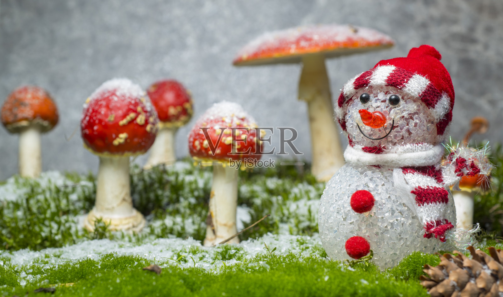 小玩具雪人在飞木耳。冬季圣诞背景照片摄影图片