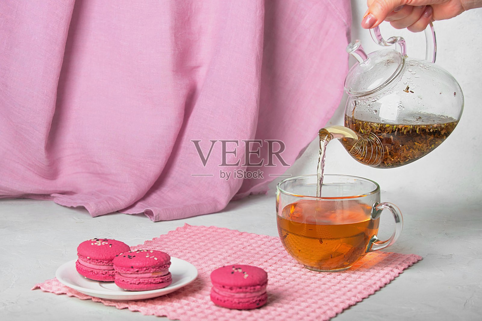 早餐花草茶加薰衣草和白色背景的彩色甜点马卡龙照片摄影图片