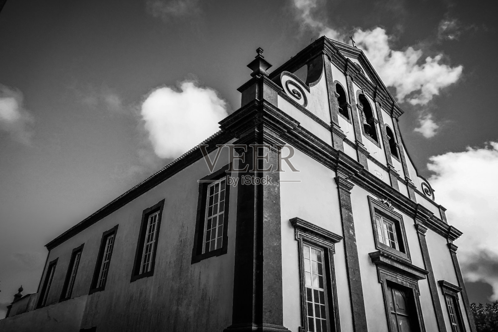 亚速尔群岛格拉西奥萨岛上的一座黑白教堂照片摄影图片