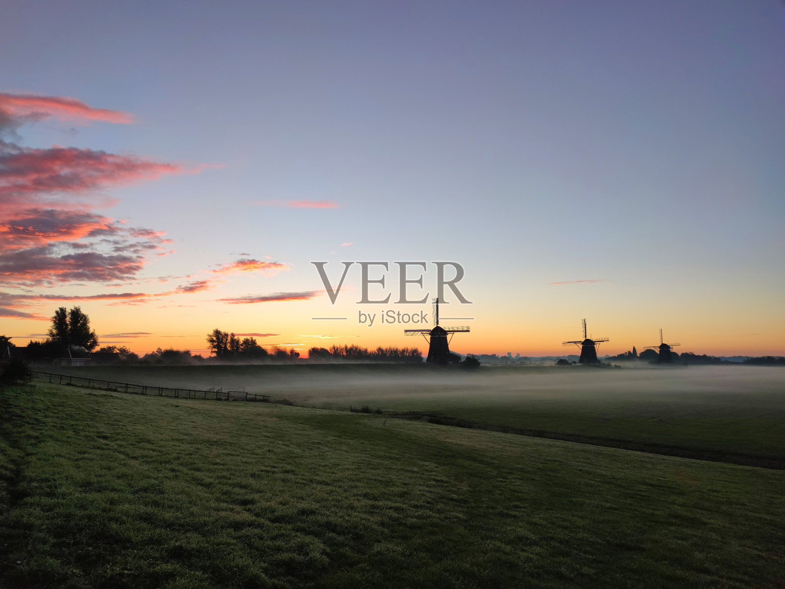 黎明时分荷兰乡间的风车照片摄影图片