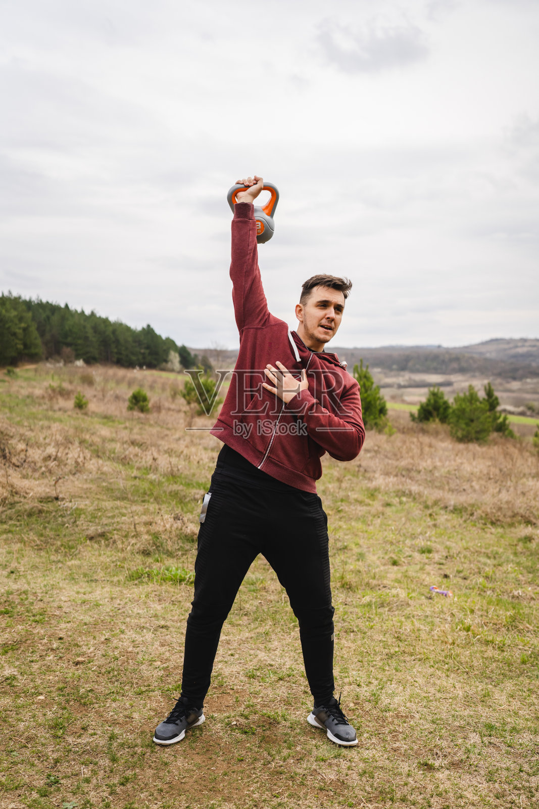 一名男子在户外训练壶铃girya重量照片摄影图片