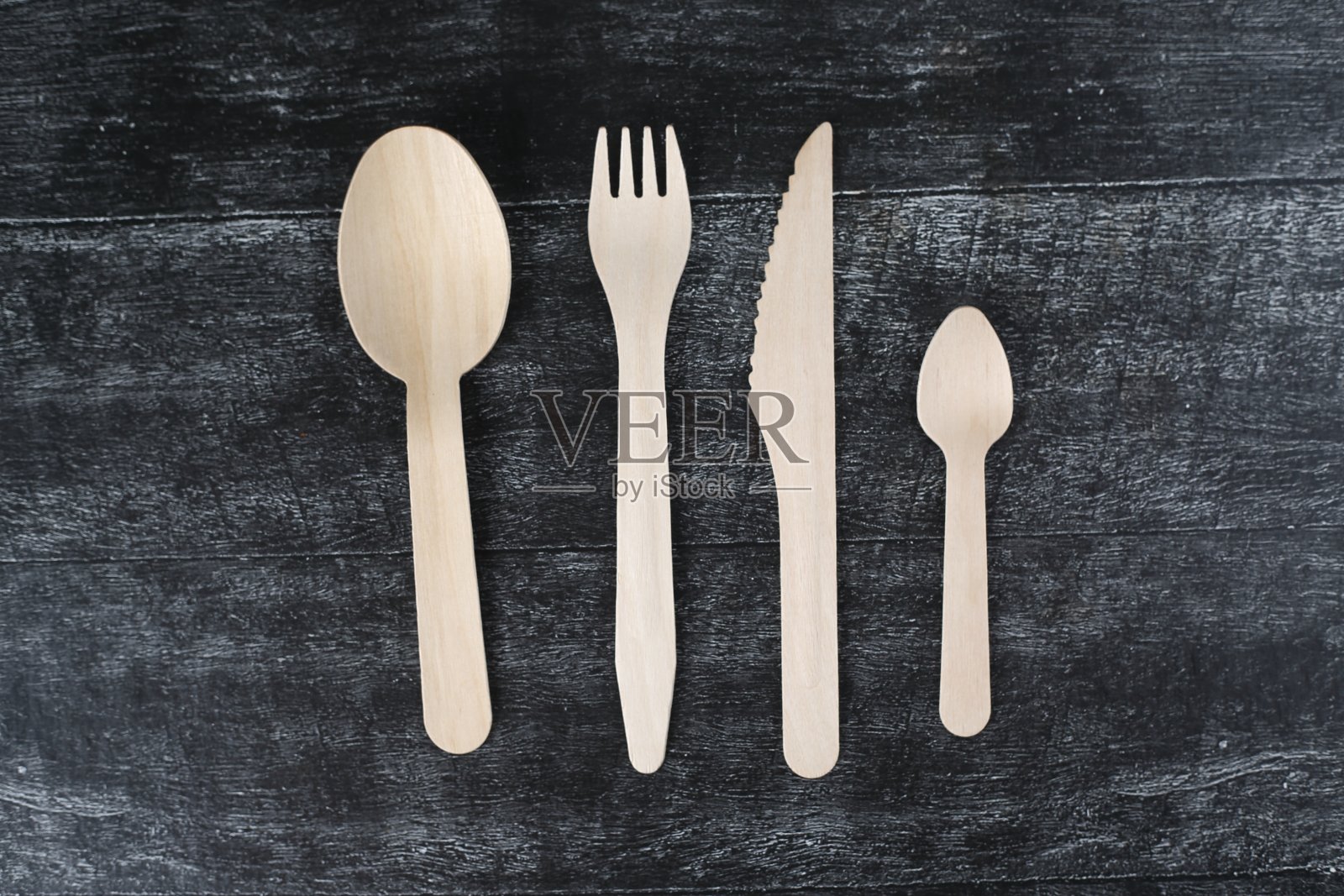 木制餐具孤立在木制黑色背景平铺上照片摄影图片