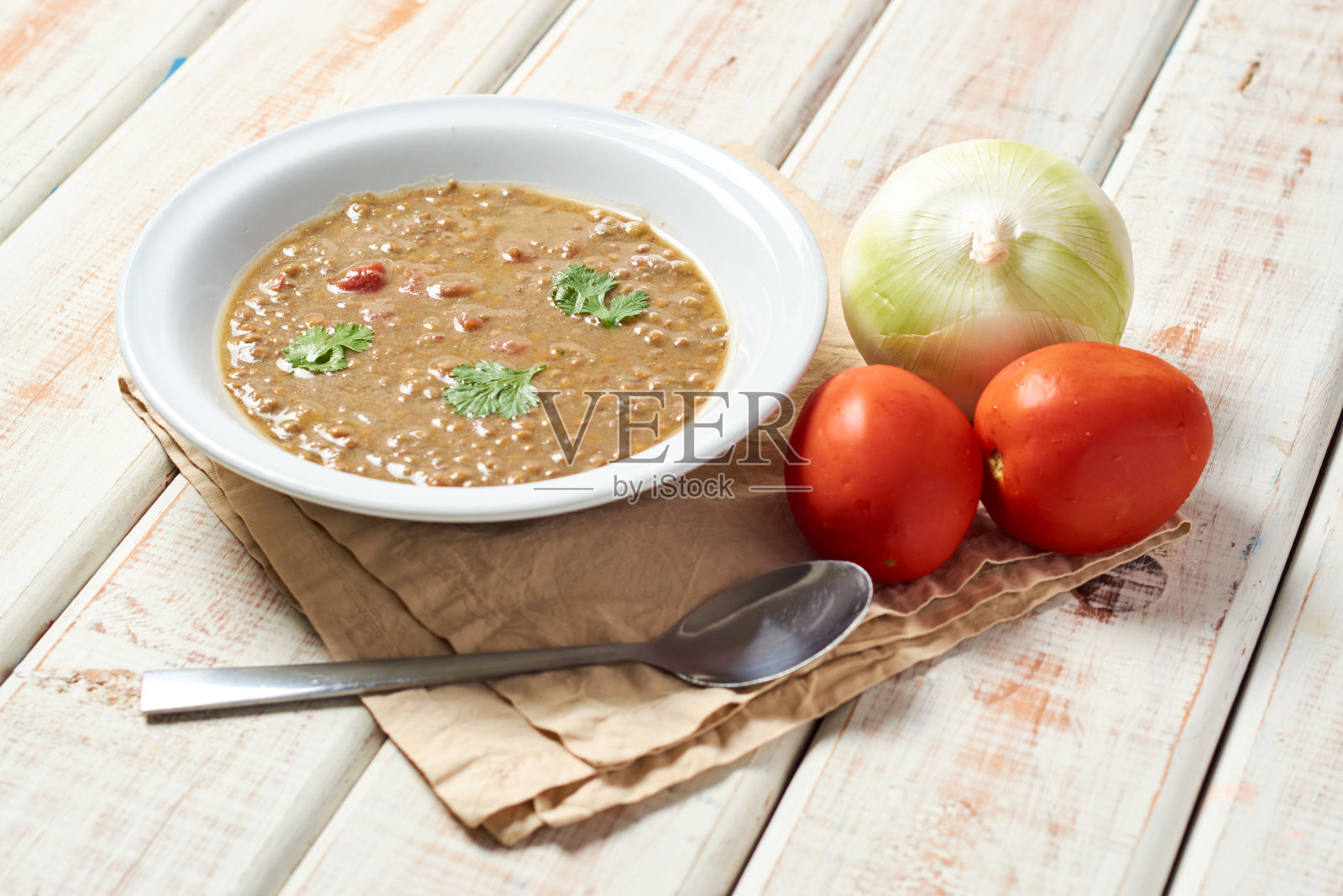 扁豆汤在碗里，健康的自制食物。照片摄影图片