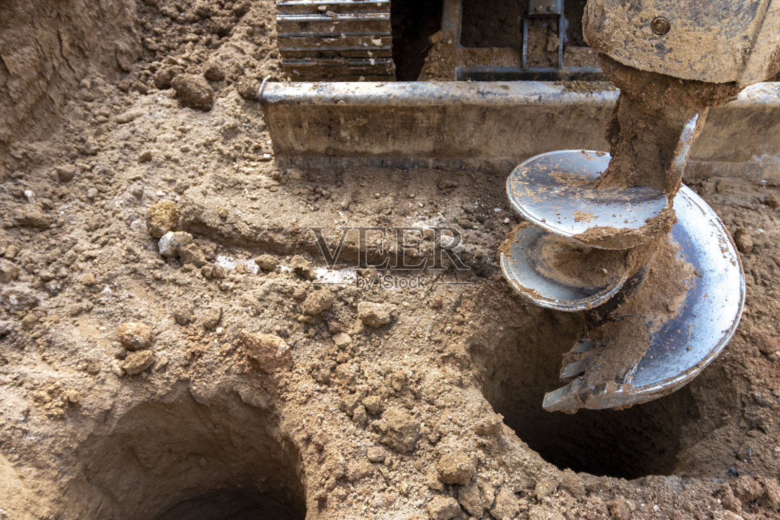 建筑工地上的钻机。桩基础。照片摄影图片