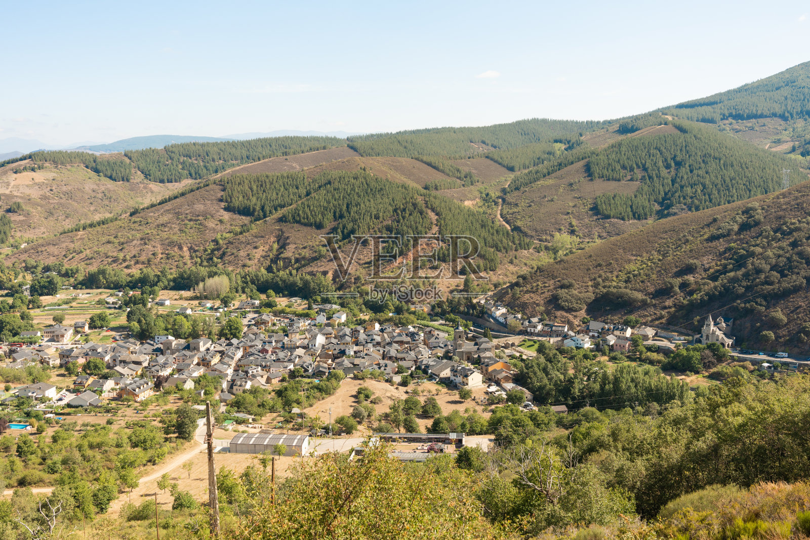 西班牙一个乡村小镇的鸟瞰图照片摄影图片