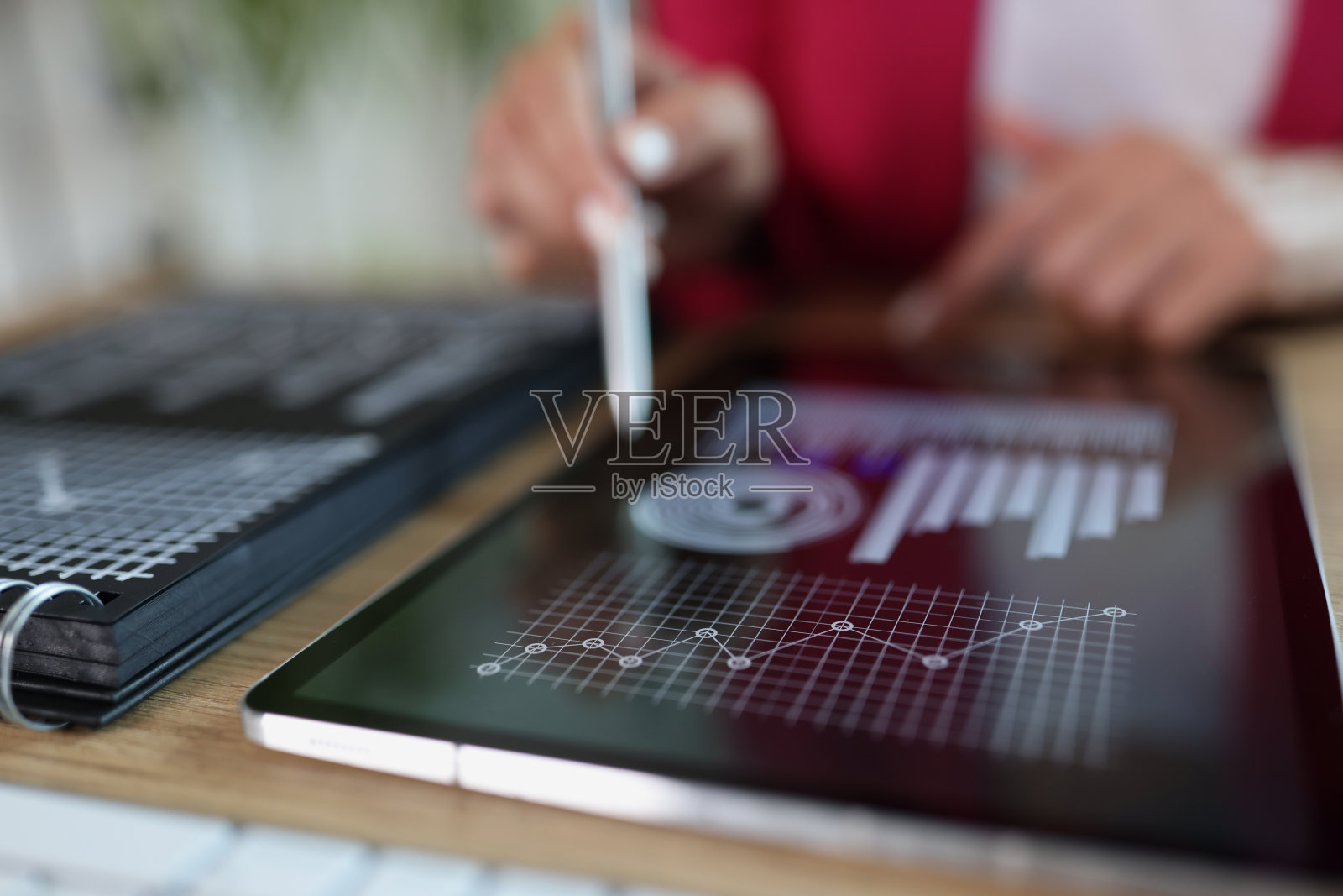 商业顾问在营销图表上放上标记照片摄影图片