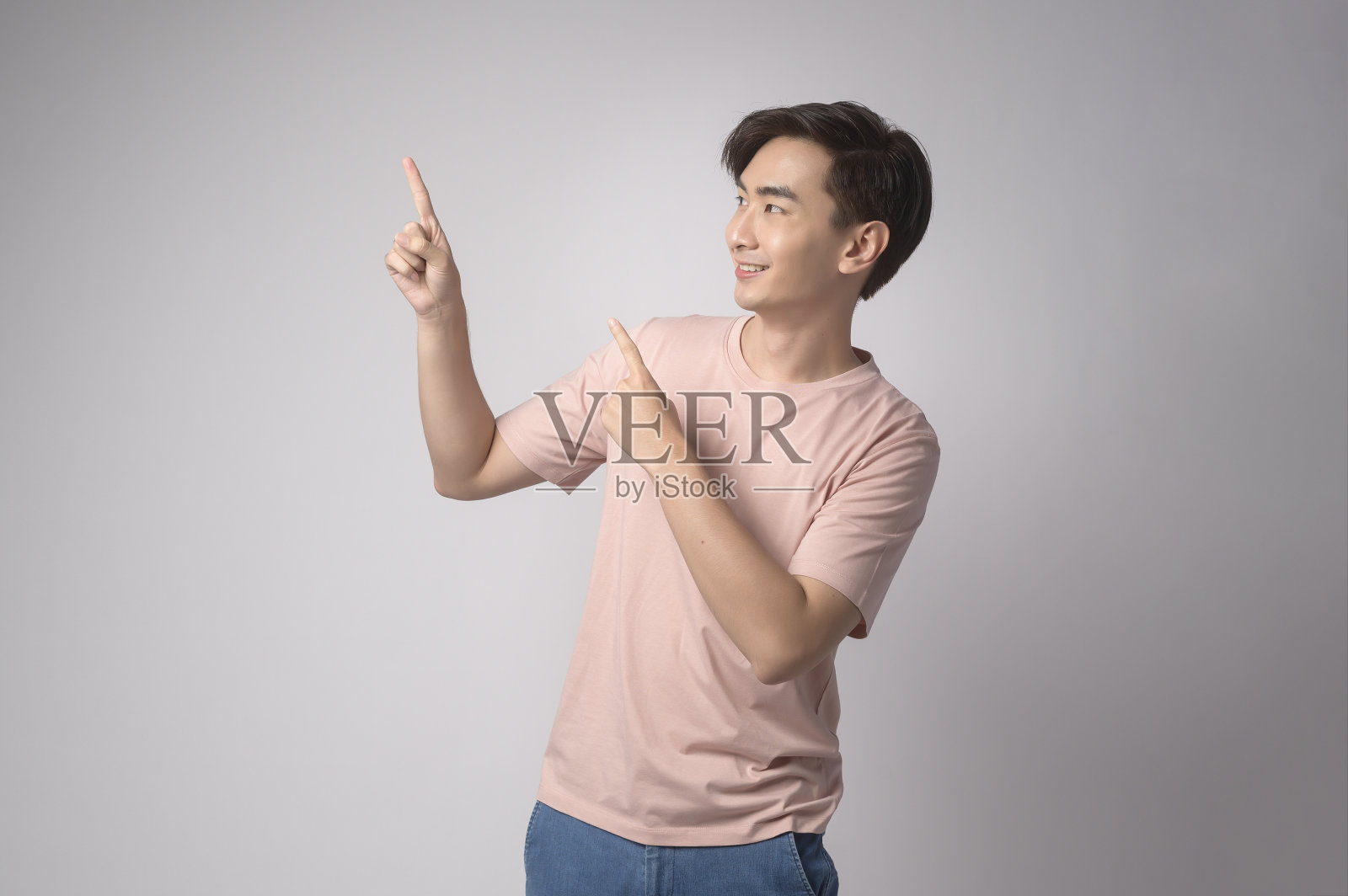 年轻的亚洲人肖像在白色背景的工作室。照片摄影图片