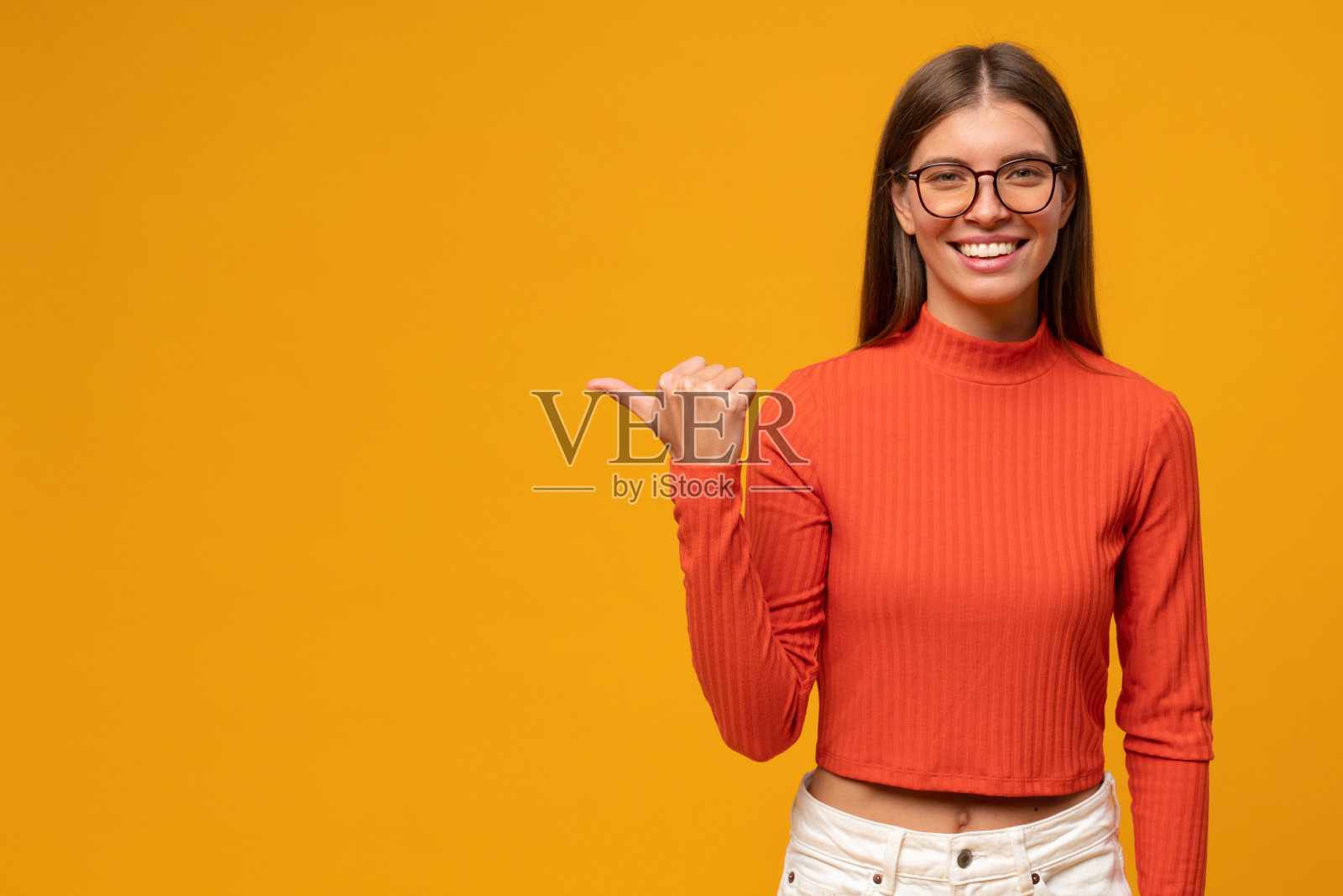 年轻的女士指着旁边，显示的副本提供的空间照片摄影图片