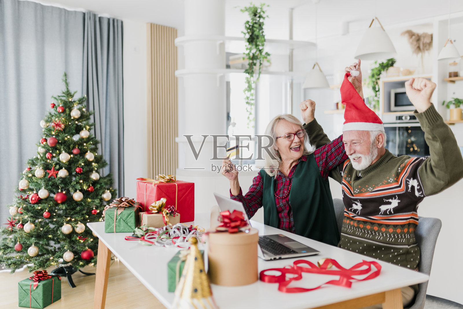 老夫妻在家网购圣诞礼物照片摄影图片