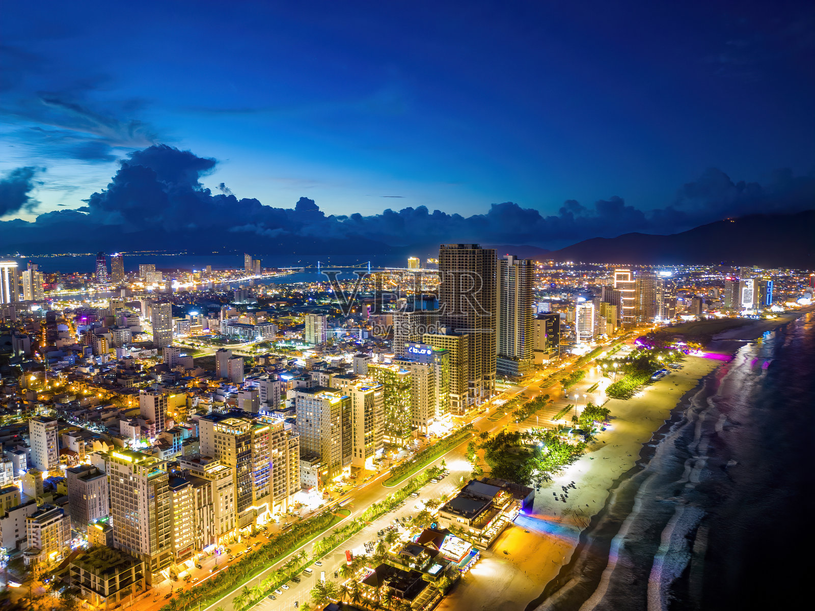 岘港海滩鸟瞰图，这是一个非常著名的旅游目的地。照片摄影图片