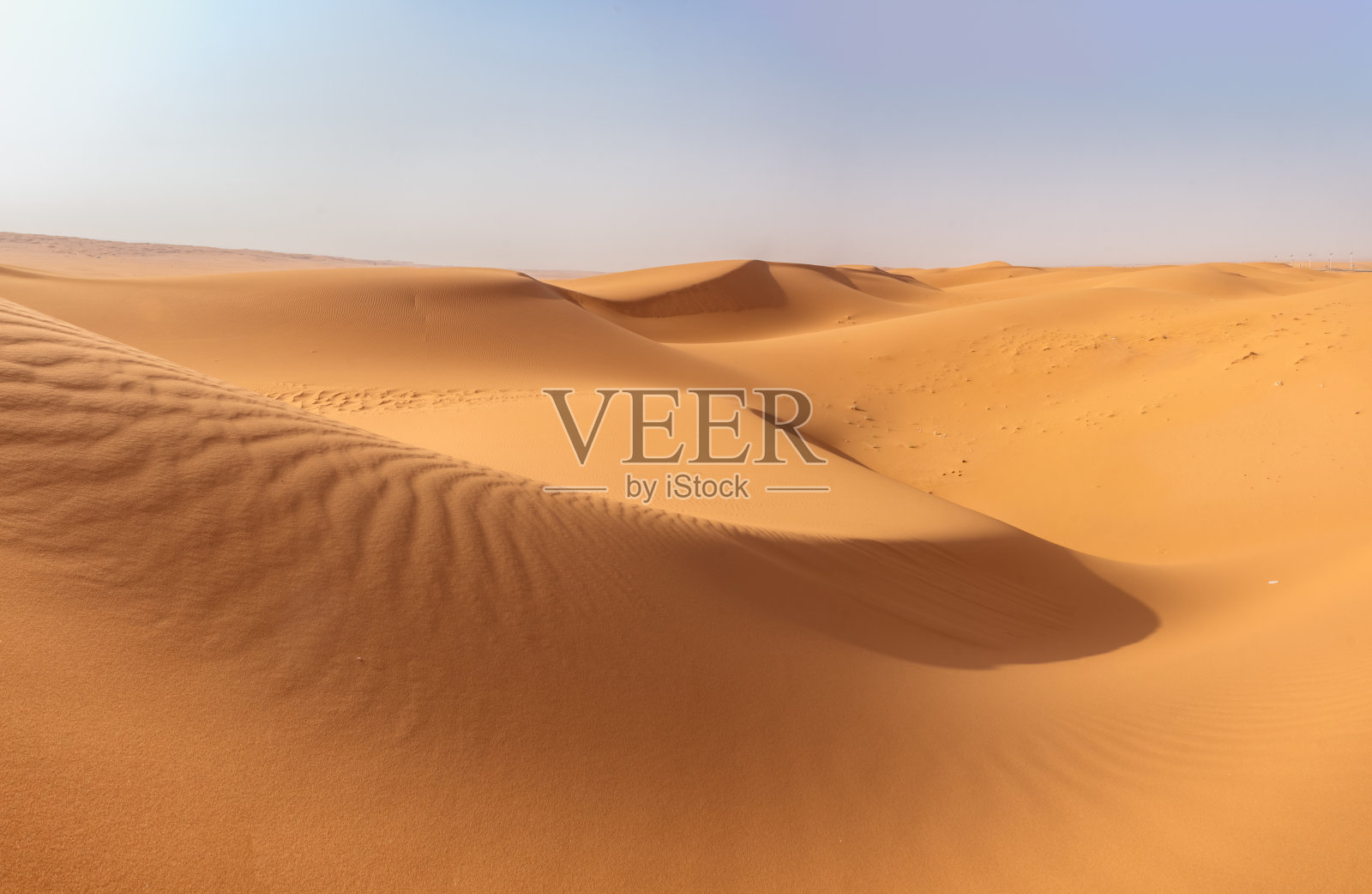 风在沙漠中形成的沙子地貌照片摄影图片