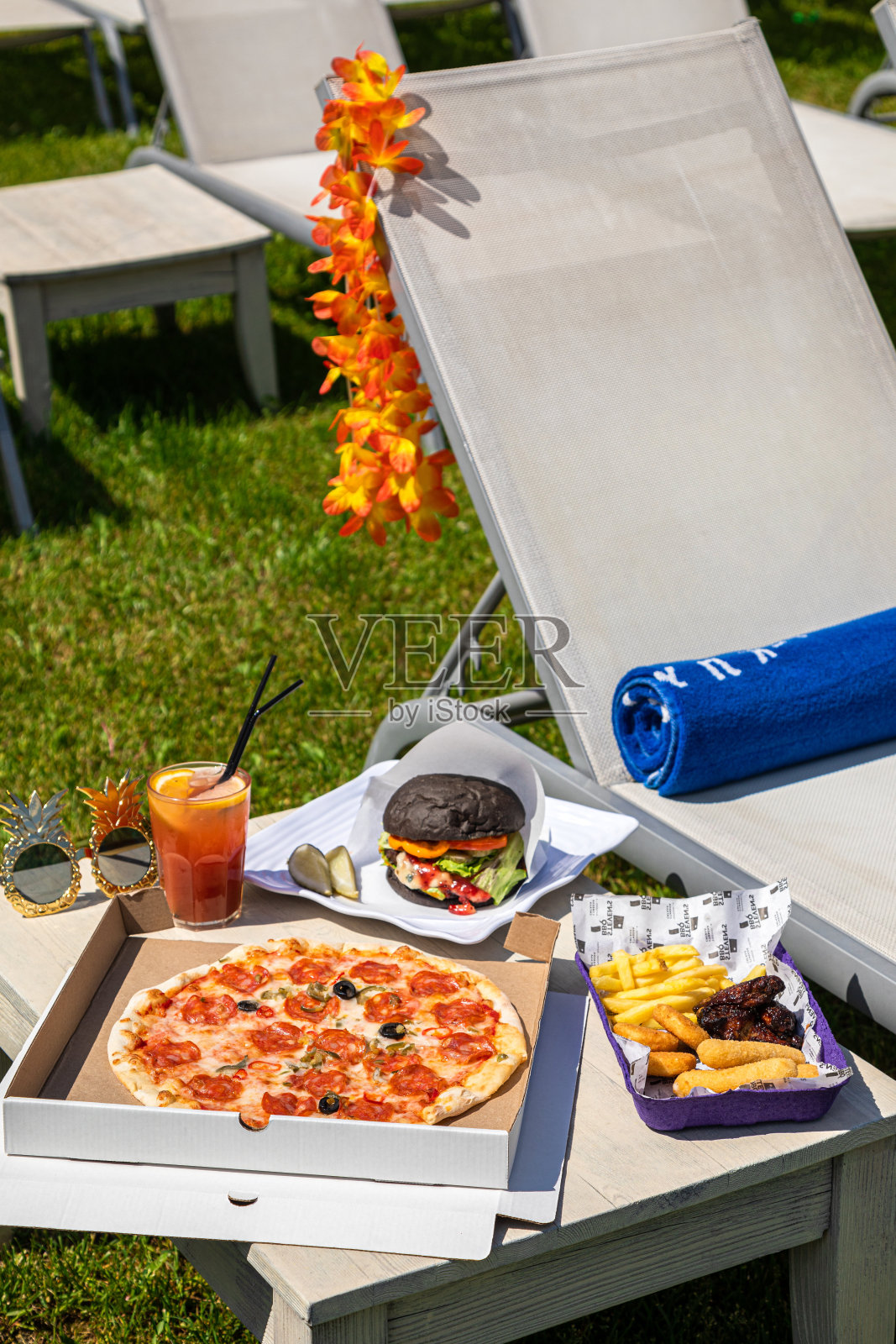 在冰箱前吃东西的女人，漂亮的金发女人在为披萨准备面团照片摄影图片