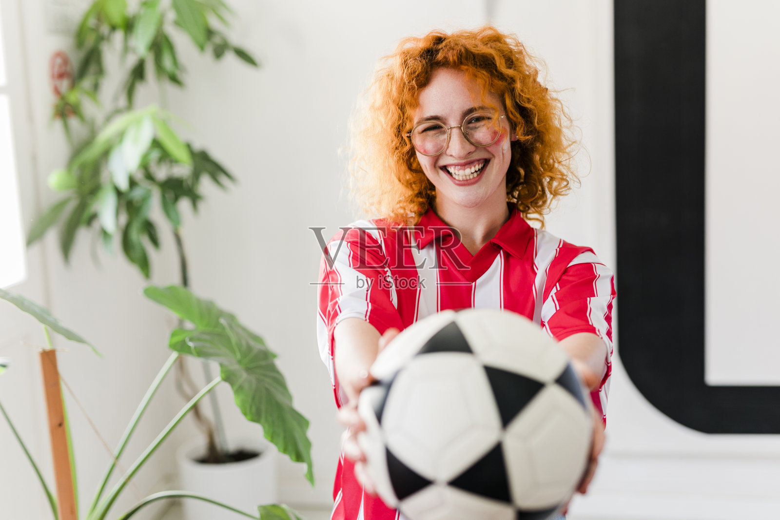 身穿运动衫的女球迷肖像，在世界锦标赛上为她的国家队欢呼照片摄影图片