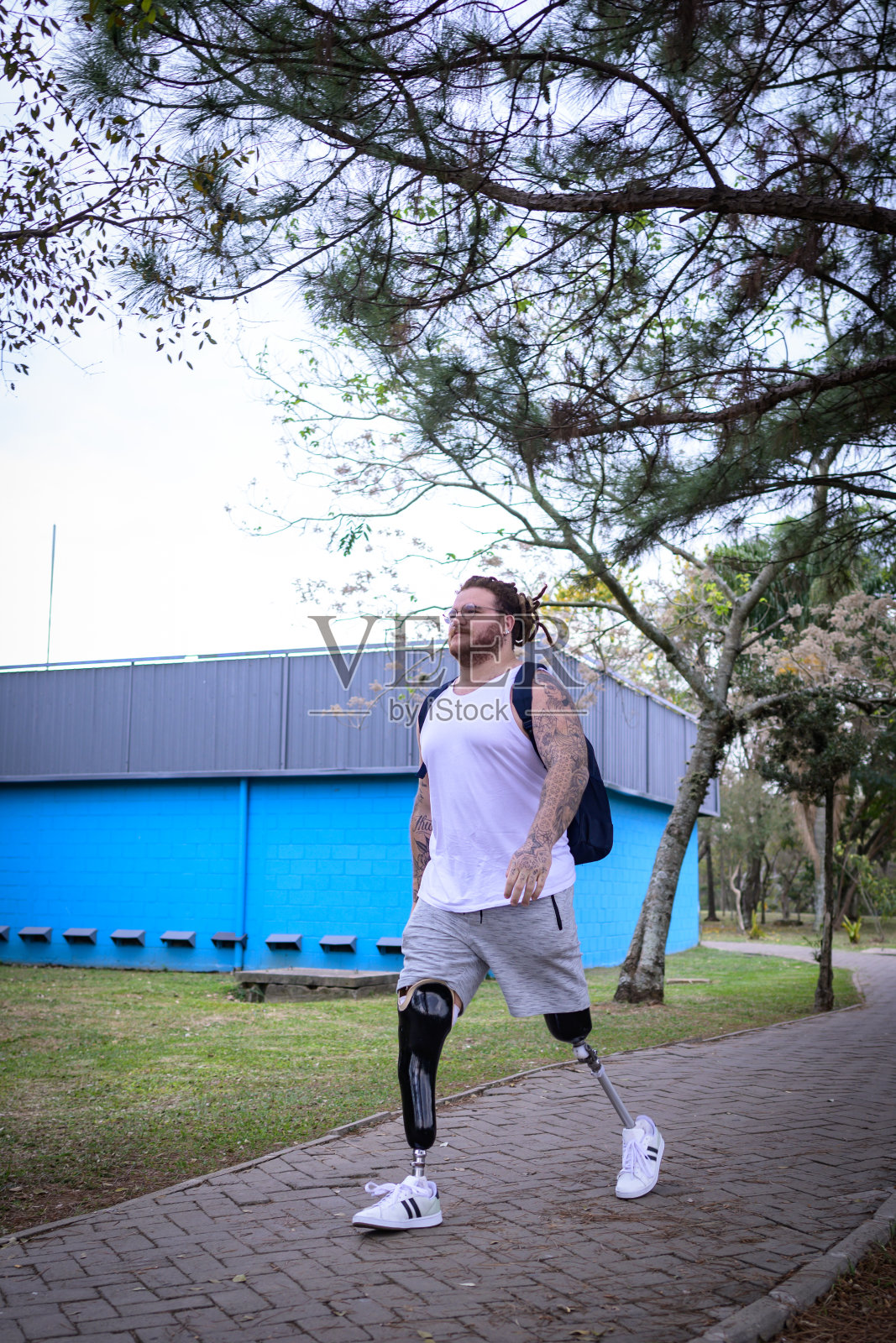 戴着假肢的男子在公园里锻炼照片摄影图片