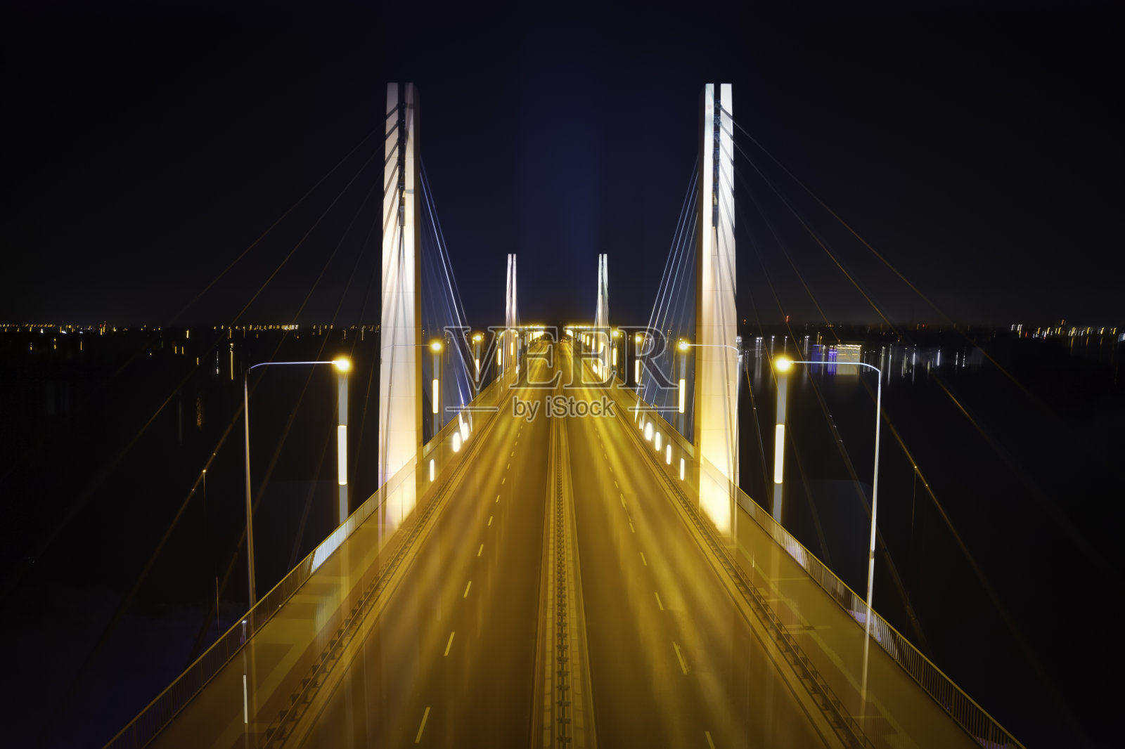 公路吊桥夜间(空中)照片摄影图片