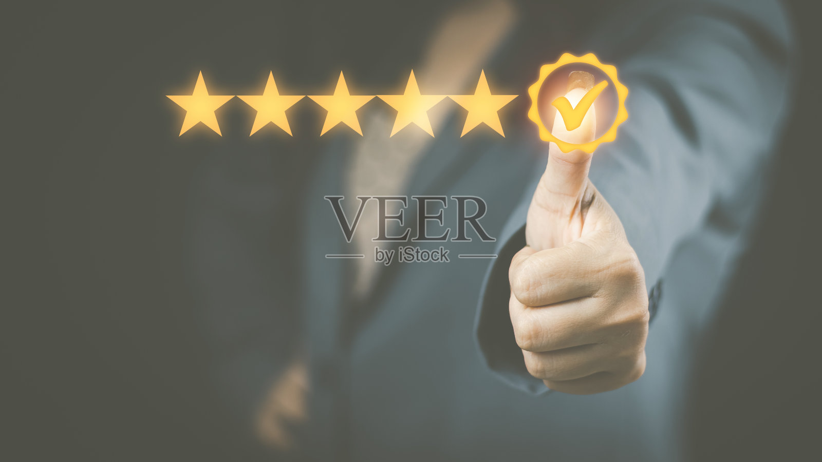 客户服务和满意度概念的女性手在满意度评级中做在线评估，受欢迎的服务公司允许客户以提高和发展组织照片摄影图片