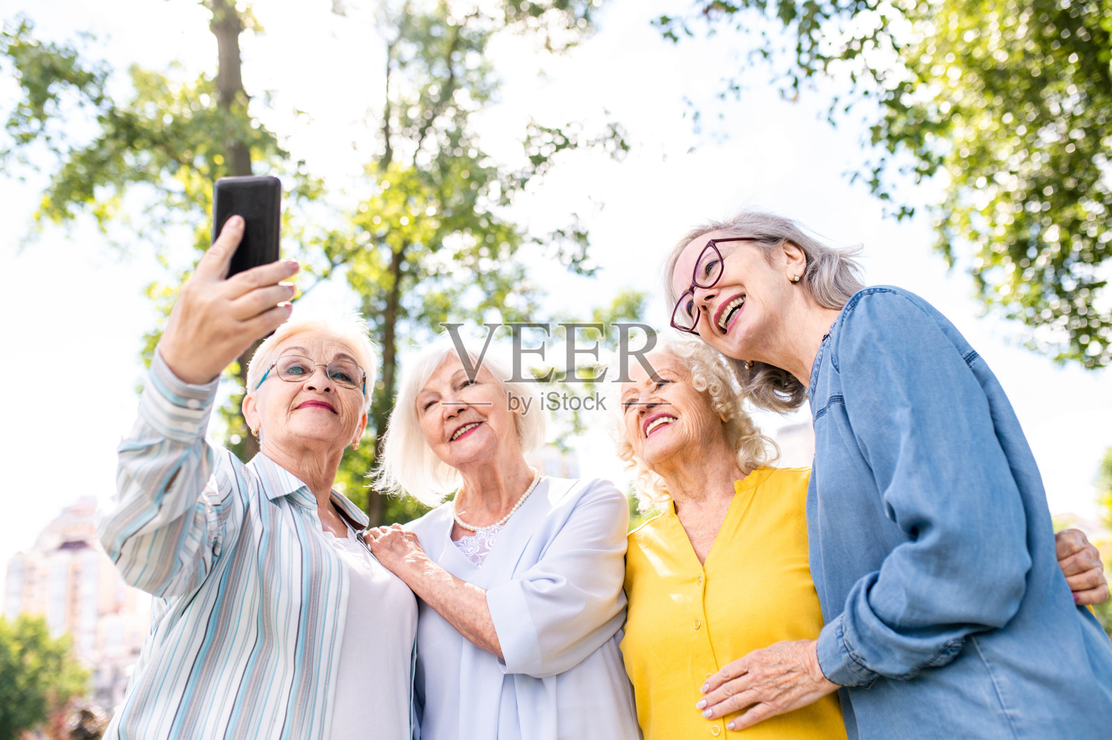一群老年人在公园里聊天照片摄影图片