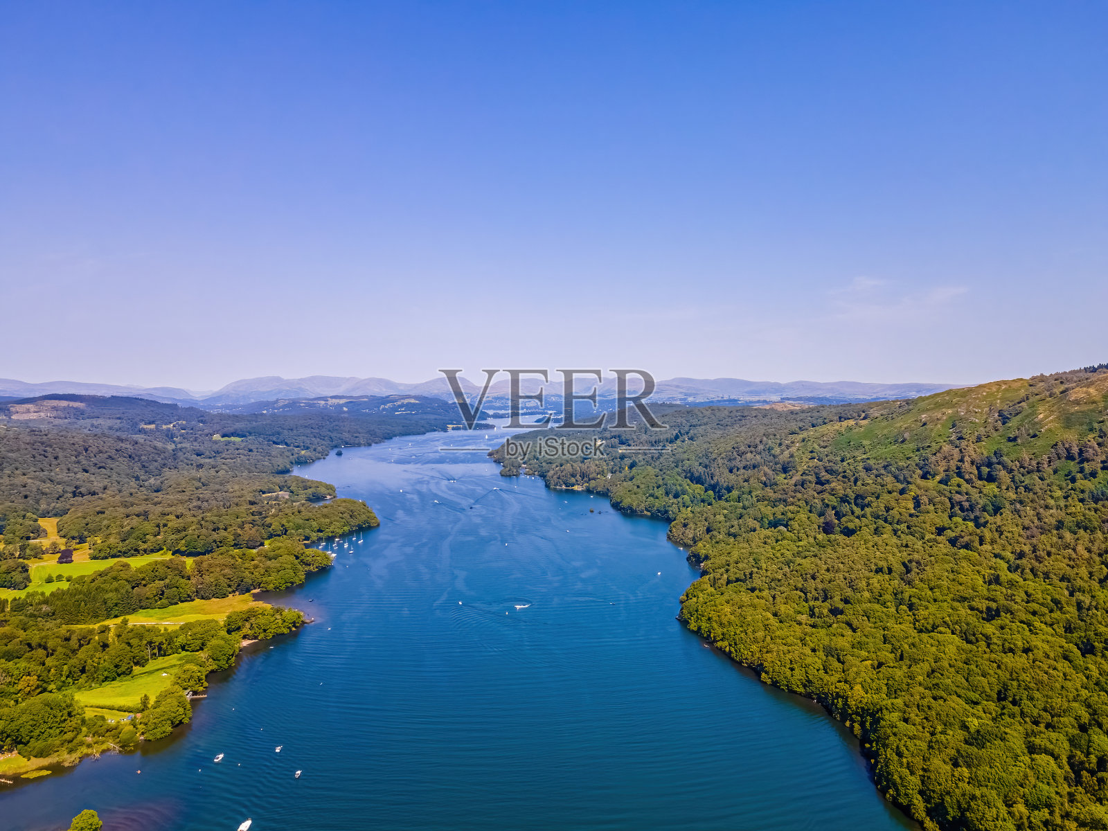 鸟瞰图温德米尔在湖区，一个地区和国家公园在英格兰西北部的坎布里亚郡照片摄影图片