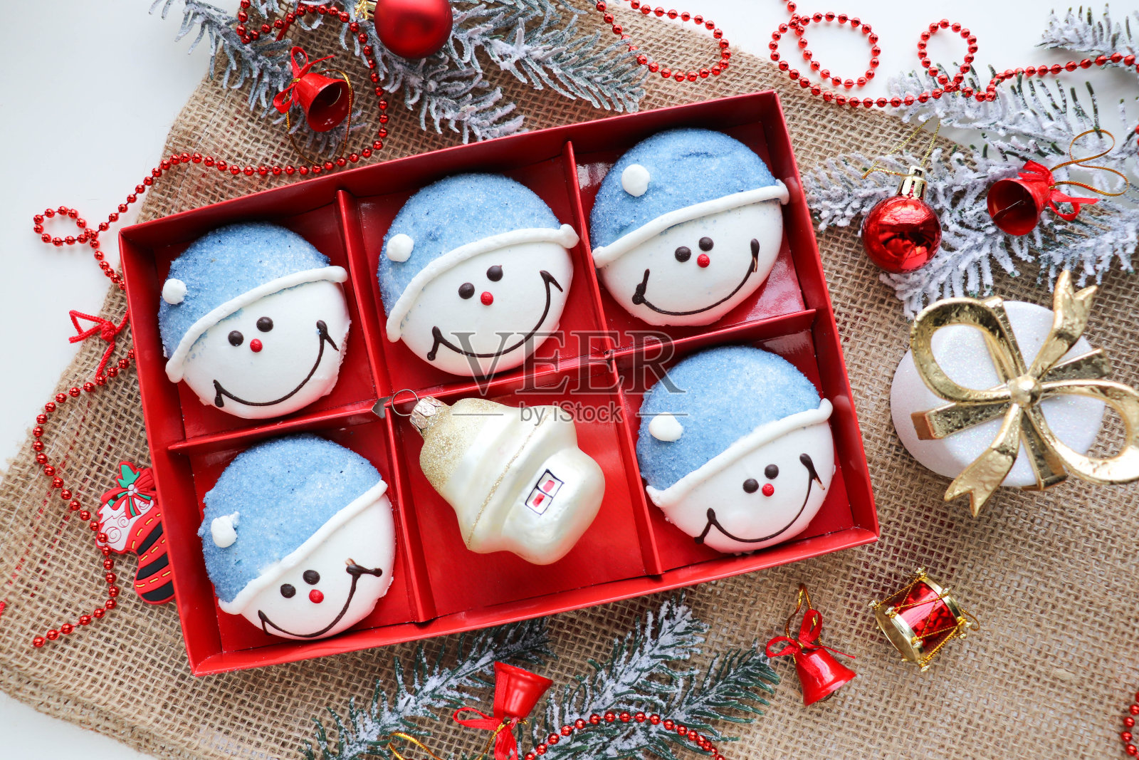 圣诞贺卡。雪人，冷杉树枝和白色空白为文本照片摄影图片