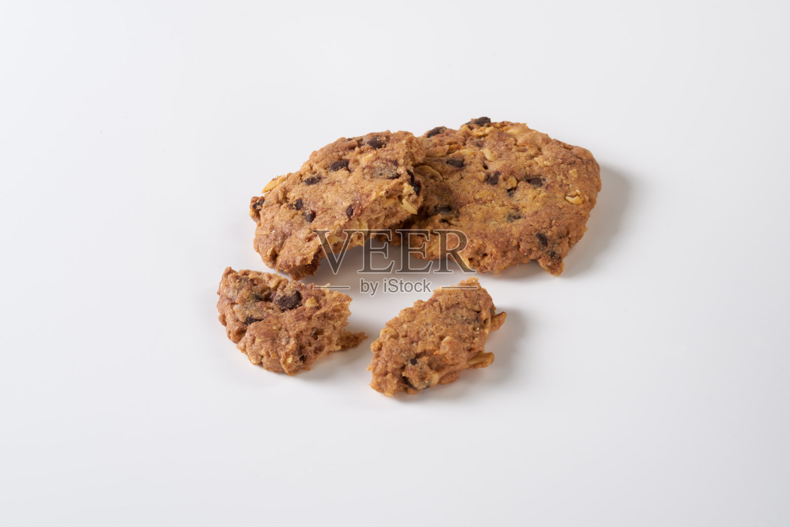 白色背景的巧克力片燕麦饼干照片摄影图片