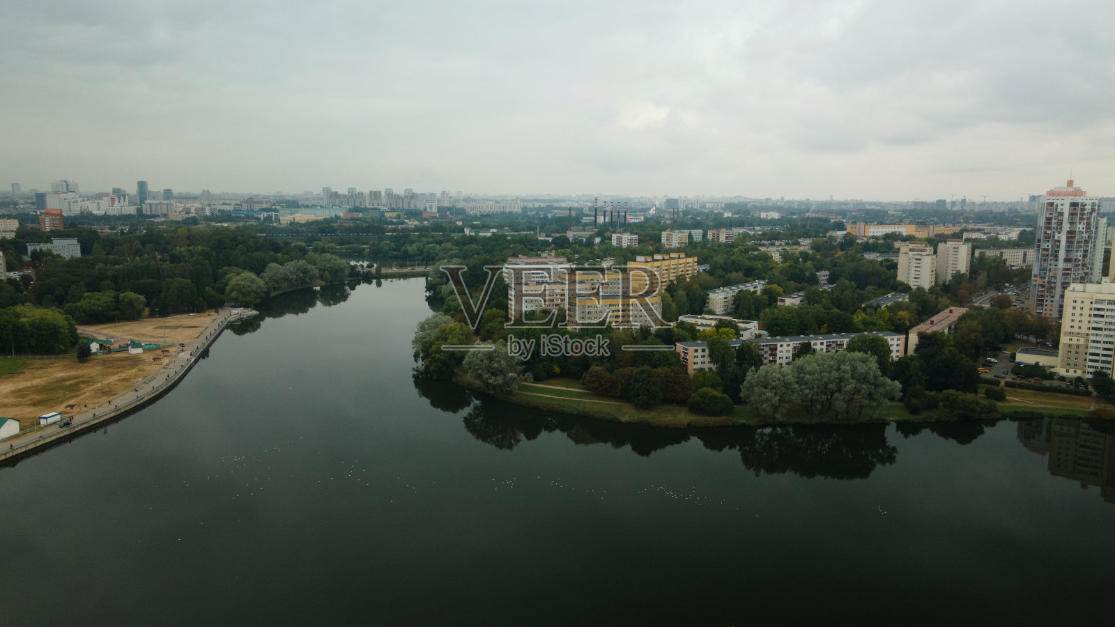 城市公园里的一个湖。城市景观。一个大城市的宿舍区。航空摄影。照片摄影图片