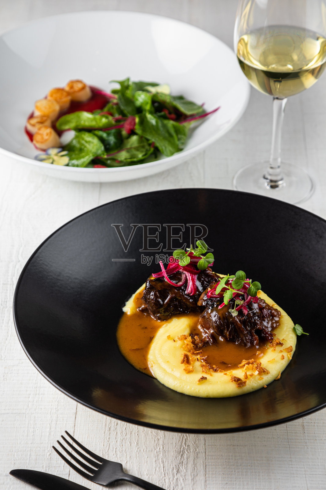 孤立的黑色碗，白色背景上孤立的黑色碗，照片摄影图片