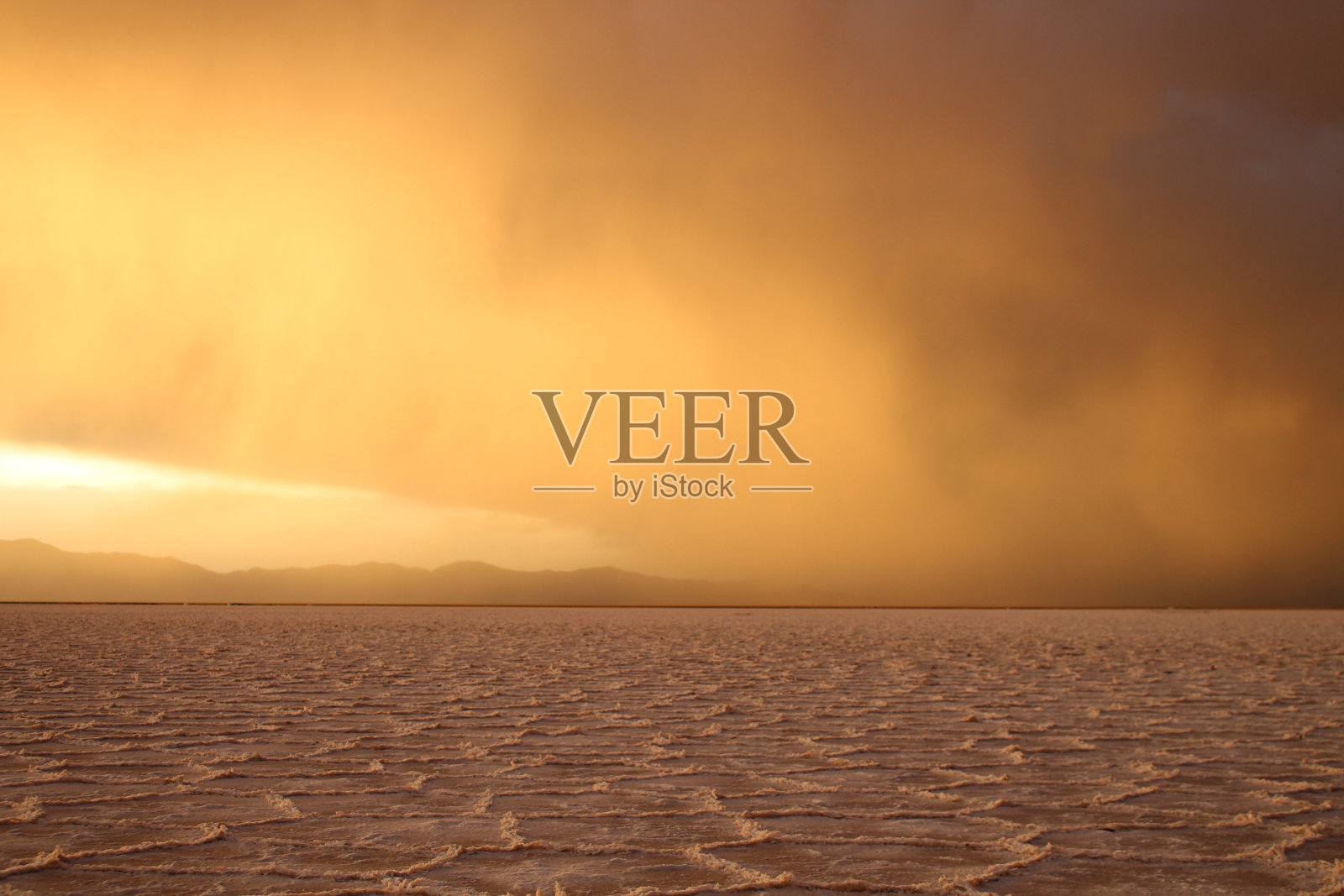 日落时盐滩沙漠的惊人风暴照片摄影图片