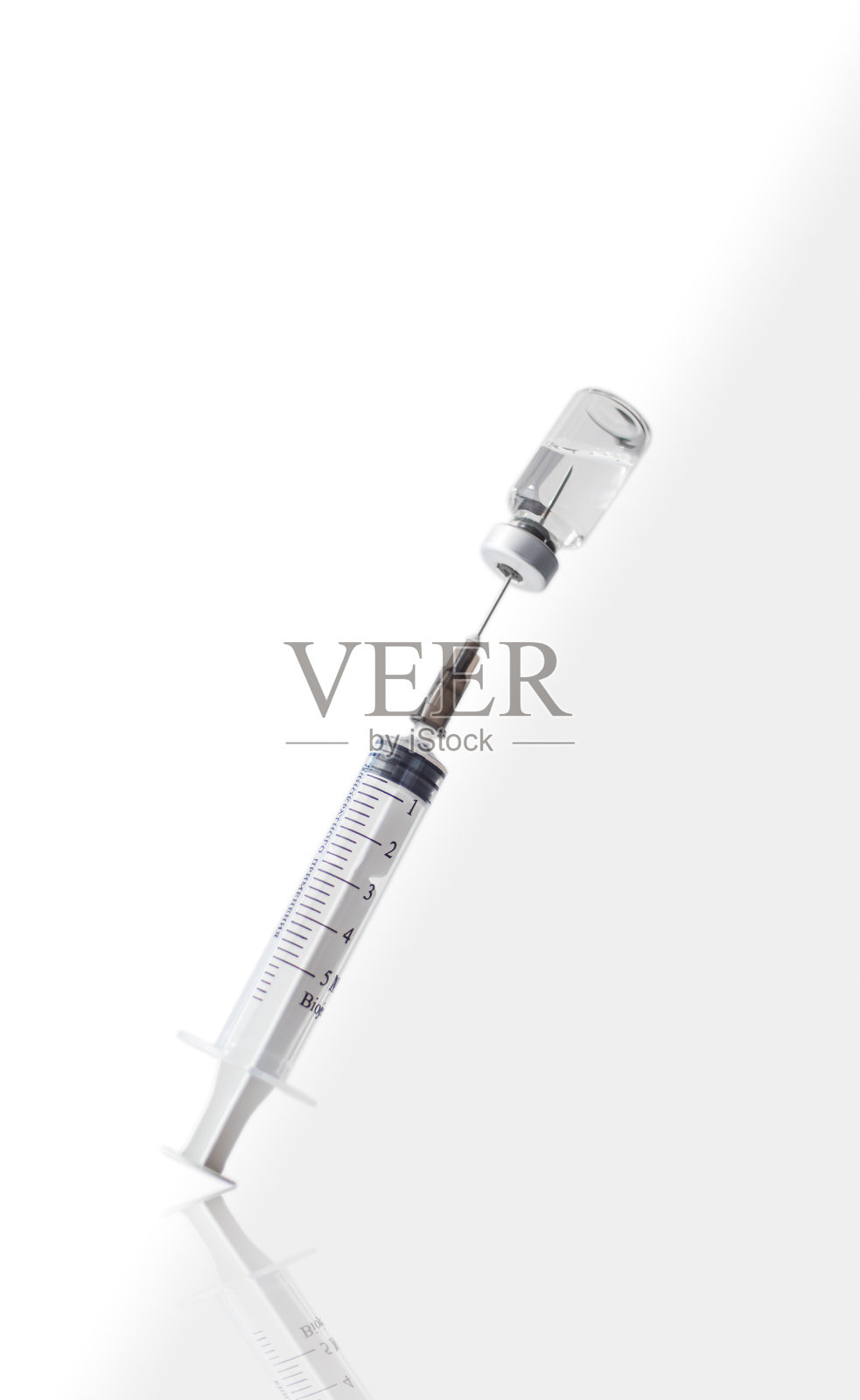 疫苗瓶和注射用注射器抽取液。保健、医药和疫苗接种概念照片摄影图片