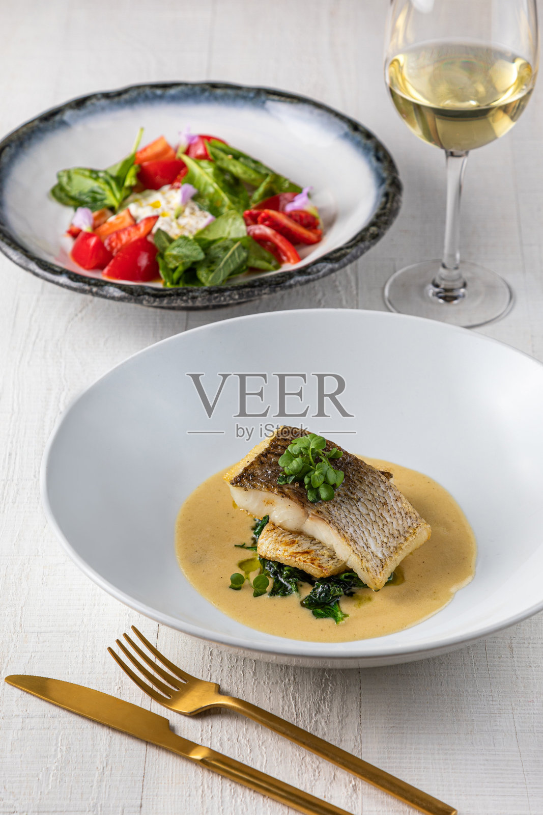 白色背景的新鲜蔬菜，装满各种水果的纸袋，照片摄影图片