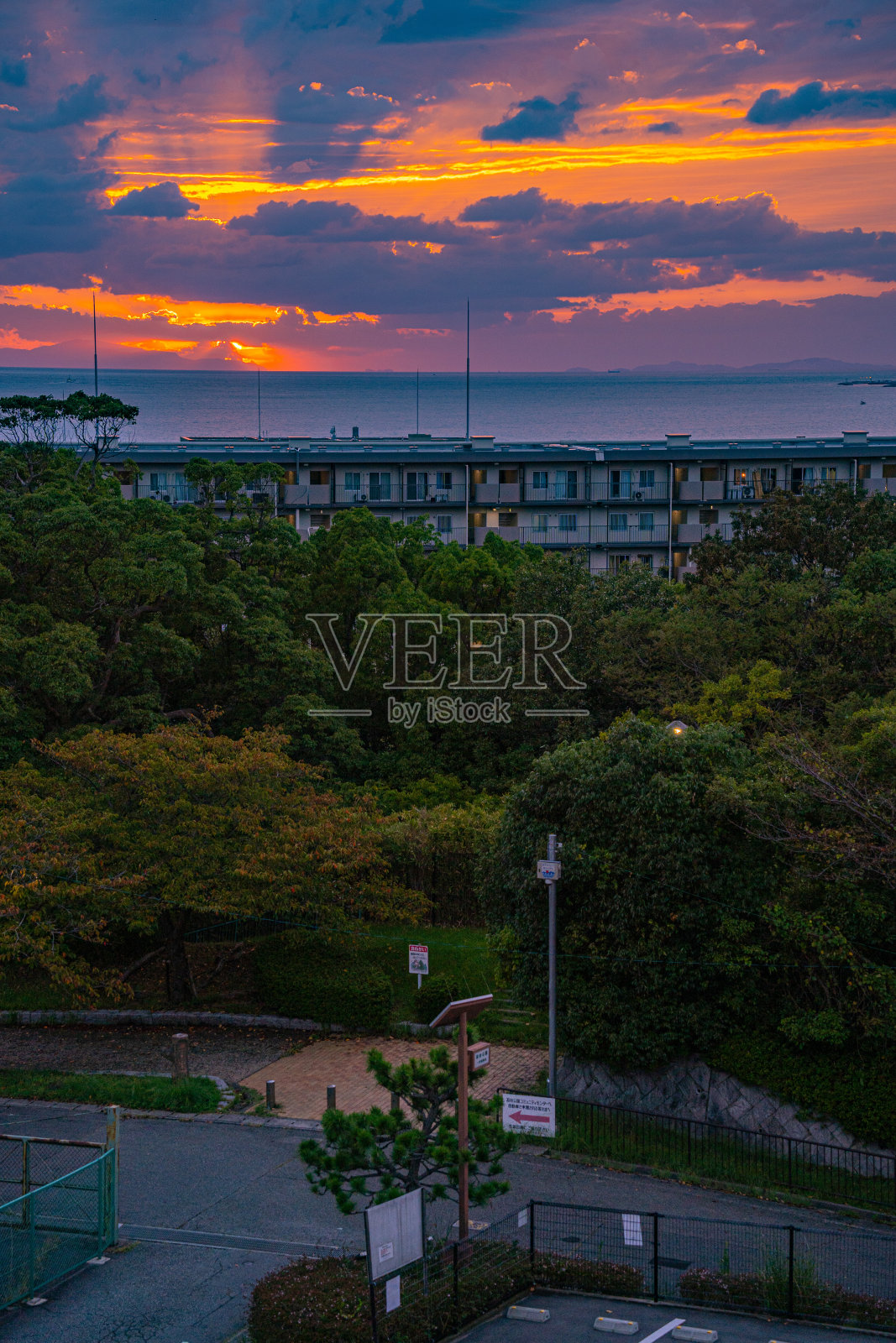 城市黄昏照片摄影图片