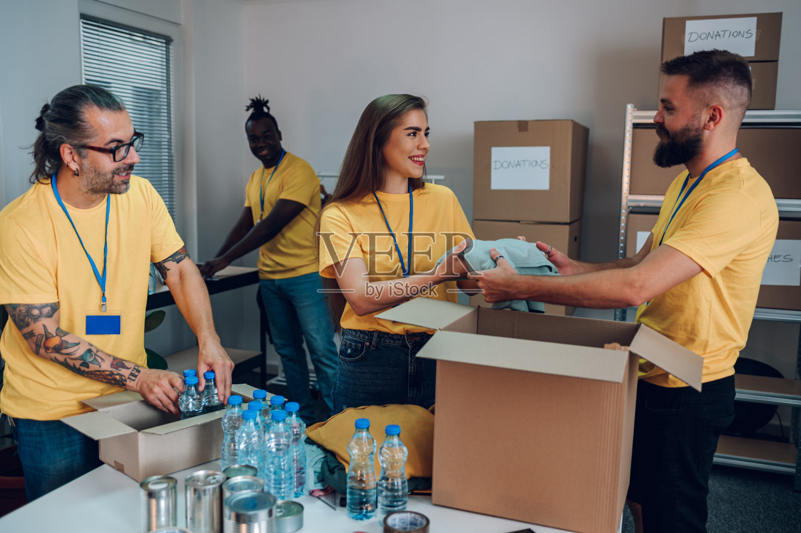 多种族志愿者在社区慈善捐赠中心工作照片摄影图片