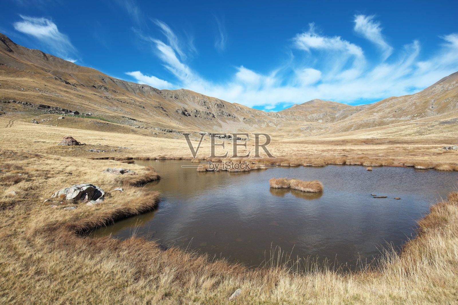 Restefond山谷里的泥炭沼泽和卷云照片摄影图片