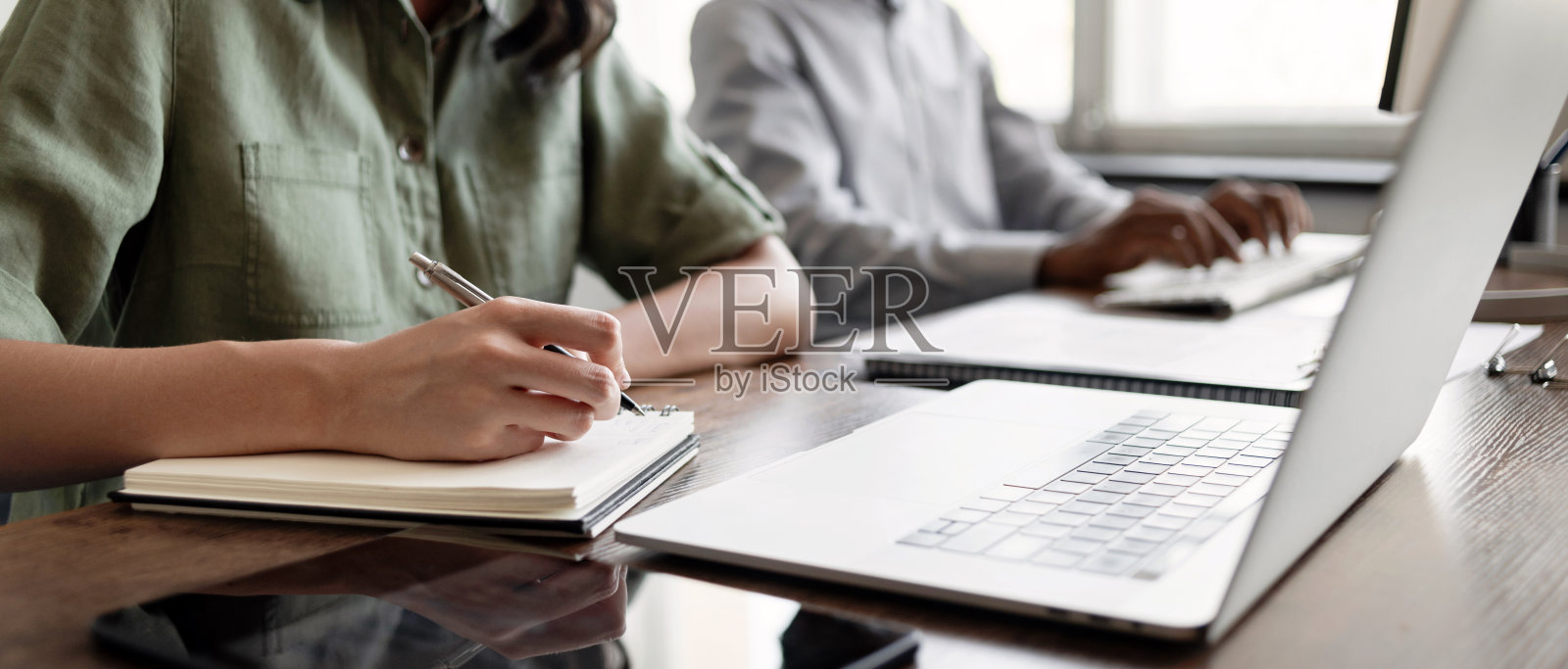 商务人士在办公室一起工作，学生在图书馆学习照片摄影图片