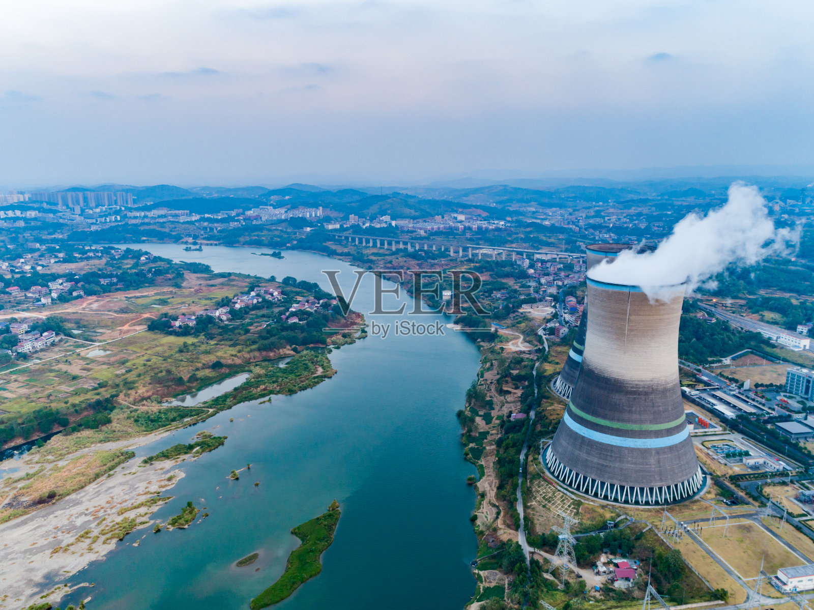 黄昏时分，火电厂，杜科瓦尼核电站冷却塔照片摄影图片
