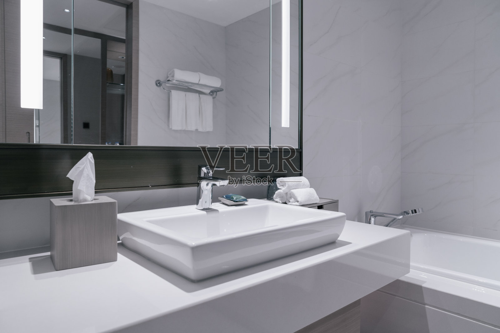 现代浴室的内部照片摄影图片