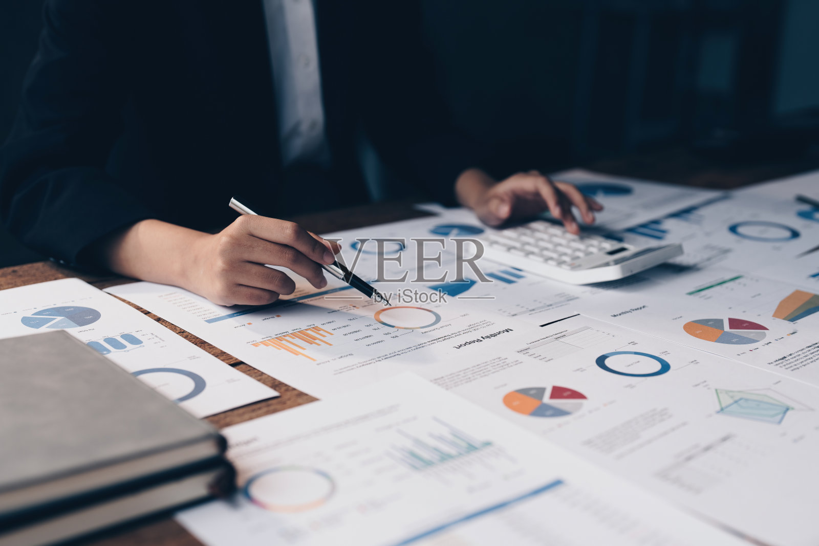 亚洲女商人正在打商务电话。会计与财务概念照片摄影图片