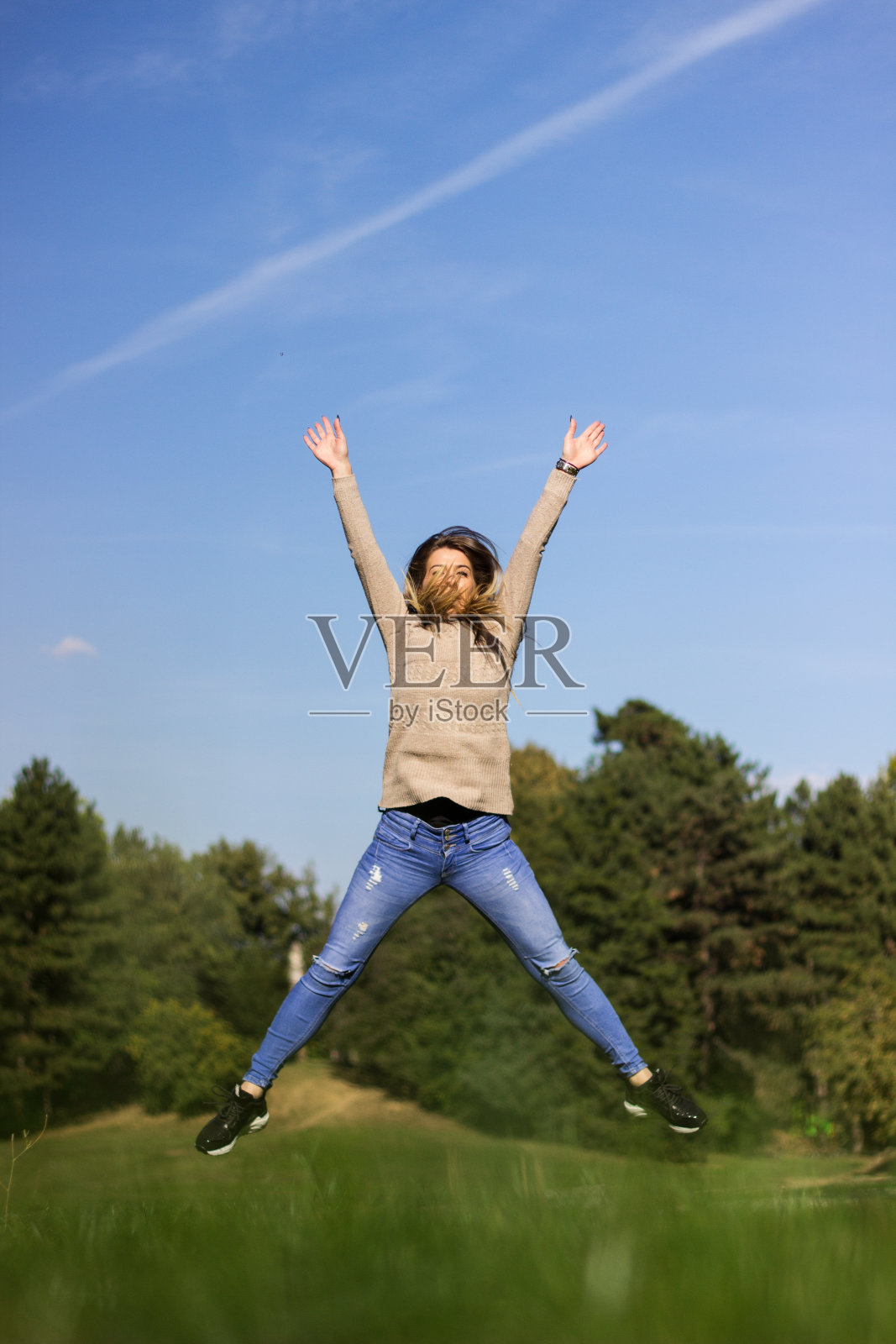 在大自然中快乐跳跃照片摄影图片
