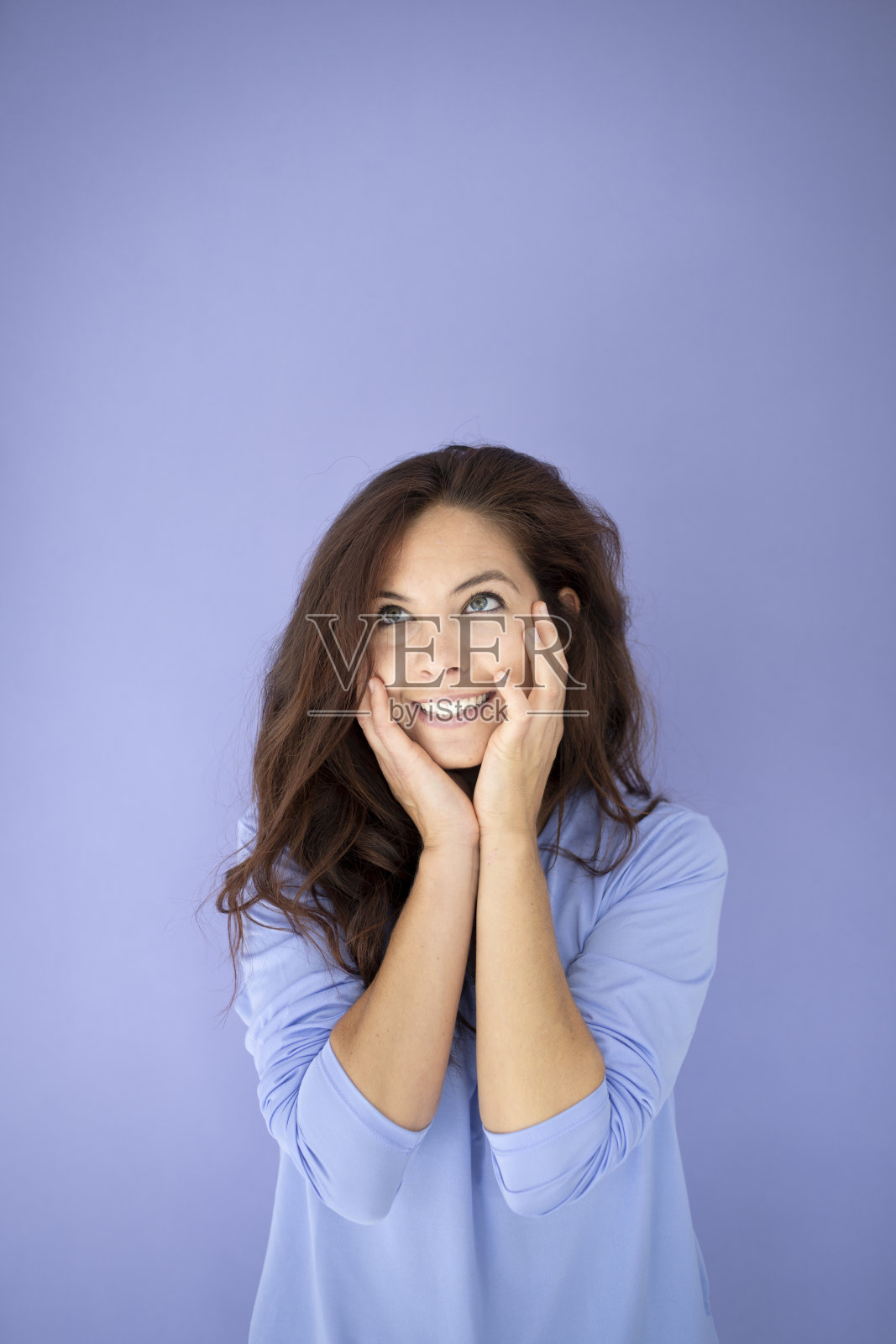 运动女性与紫色衬衫在前面的紫色背景与黑色长发照片摄影图片