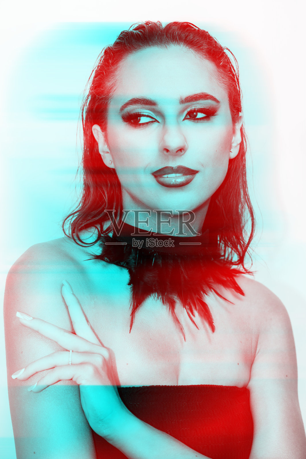 美丽的女人与烟熏化妆特写工作室肖像在RGB颜色分割效果照片摄影图片