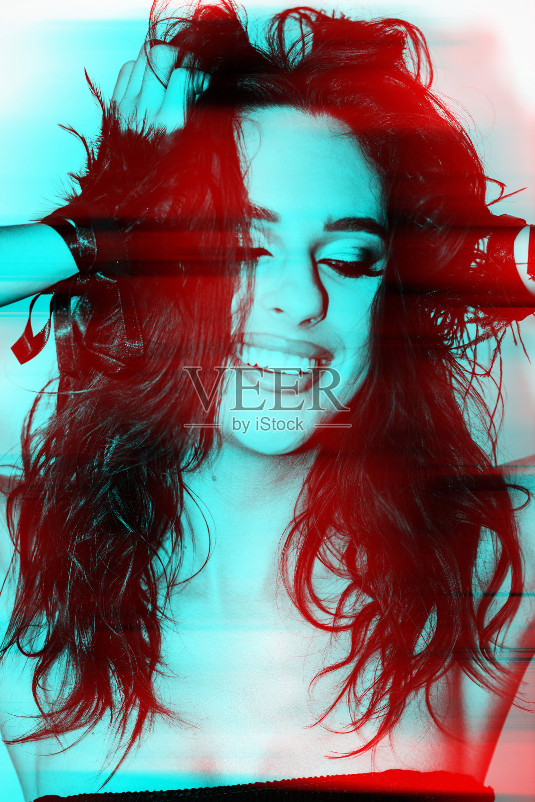 美丽的女人与烟熏化妆特写工作室肖像在RGB颜色分割效果照片摄影图片