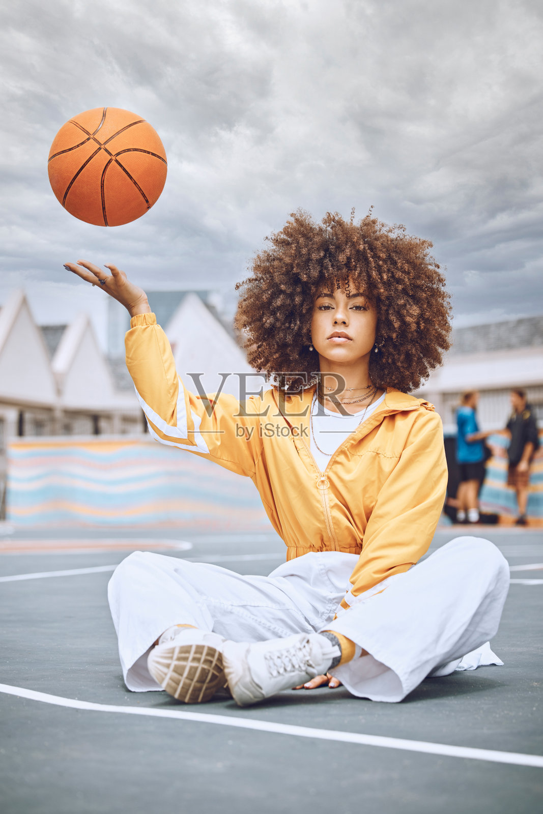 坐着，严肃的篮球运动员和健身运动女子经过健康，健康和动力的锻炼画像。女孩在球场上，扔球和放松后，比赛，训练或锻炼照片摄影图片